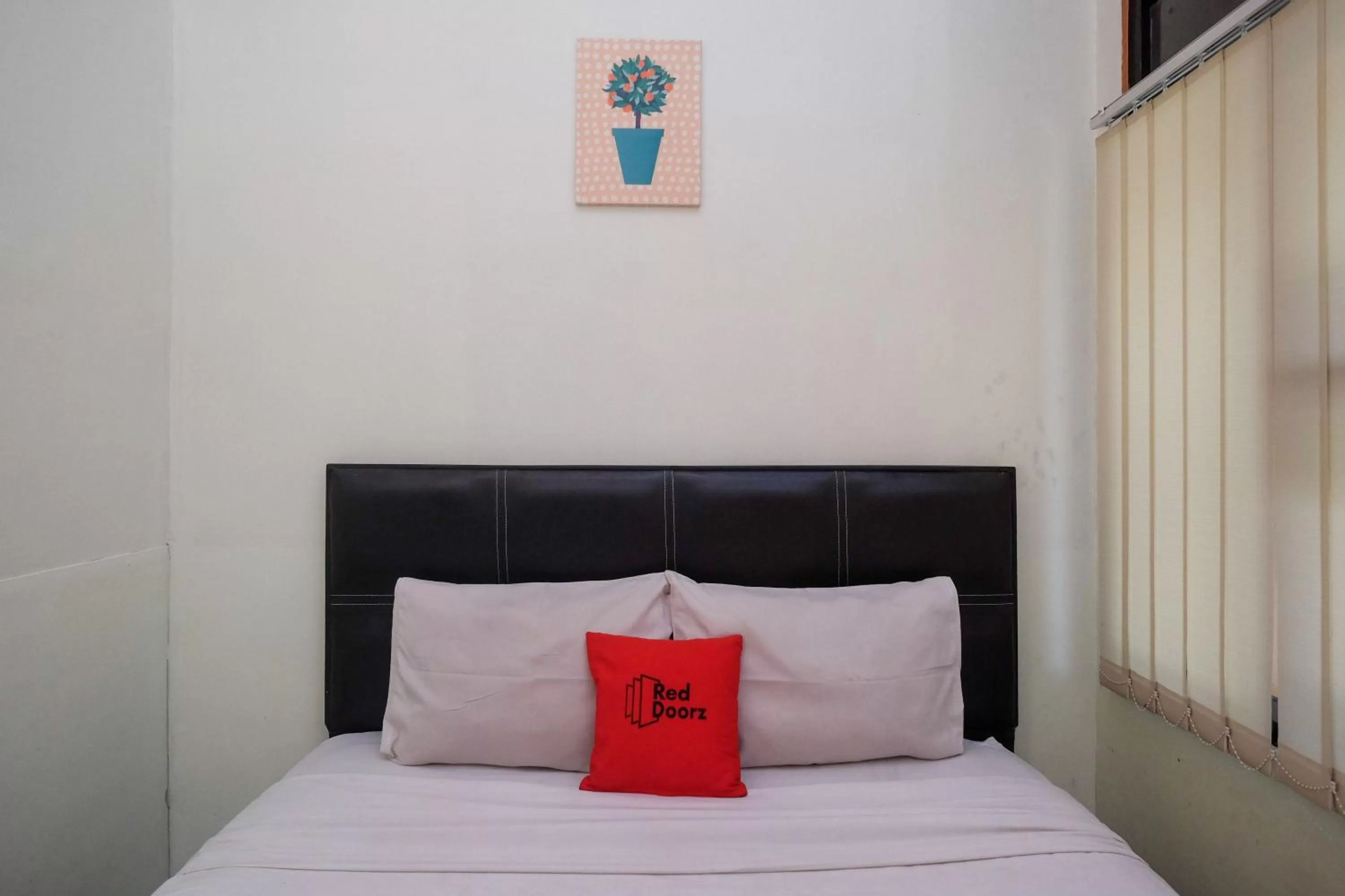 Bedroom, Bed in RedDoorz near Lotte Mart Maguwoharjo Yogyakarta