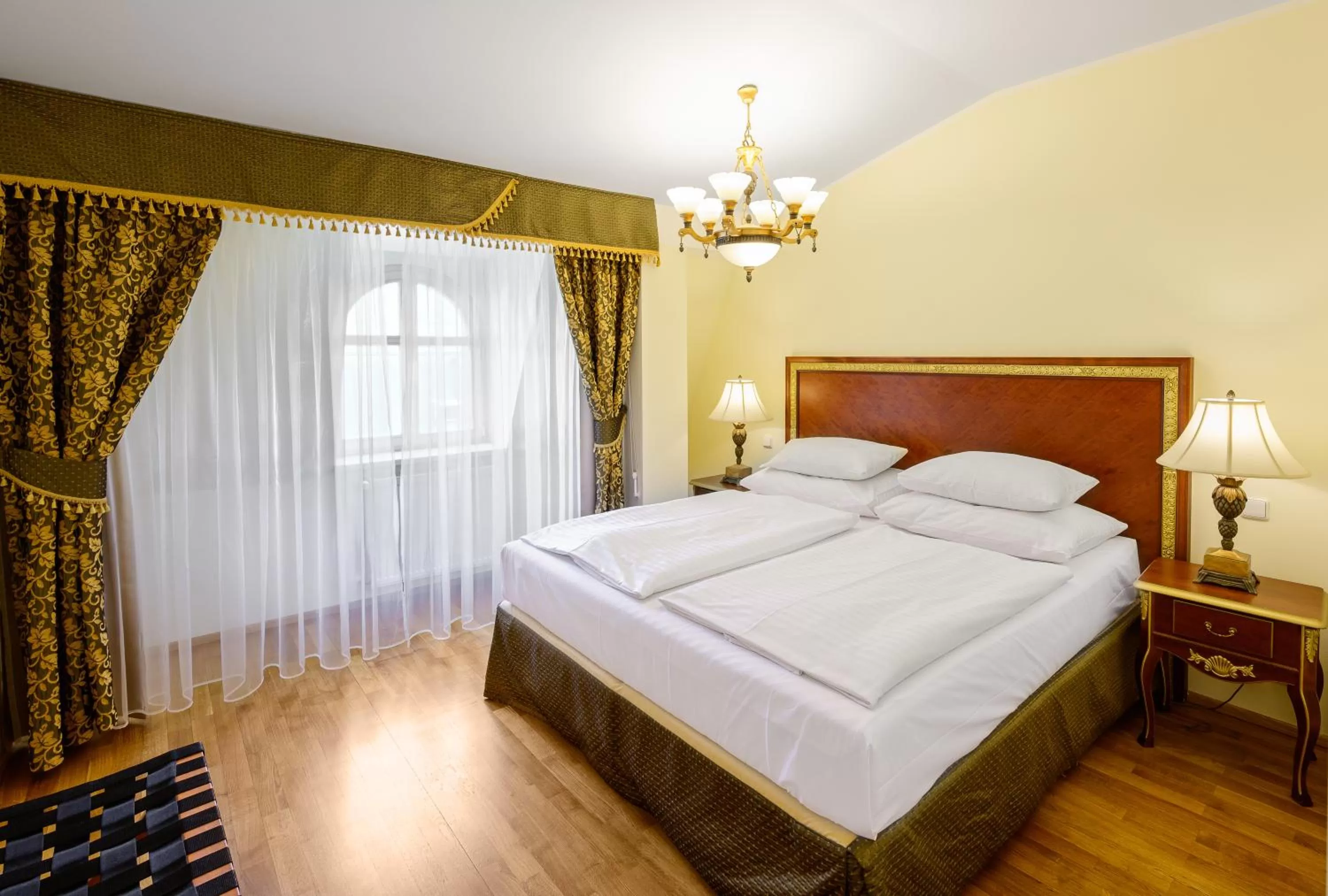 Bedroom, Bed in Residence Romanza