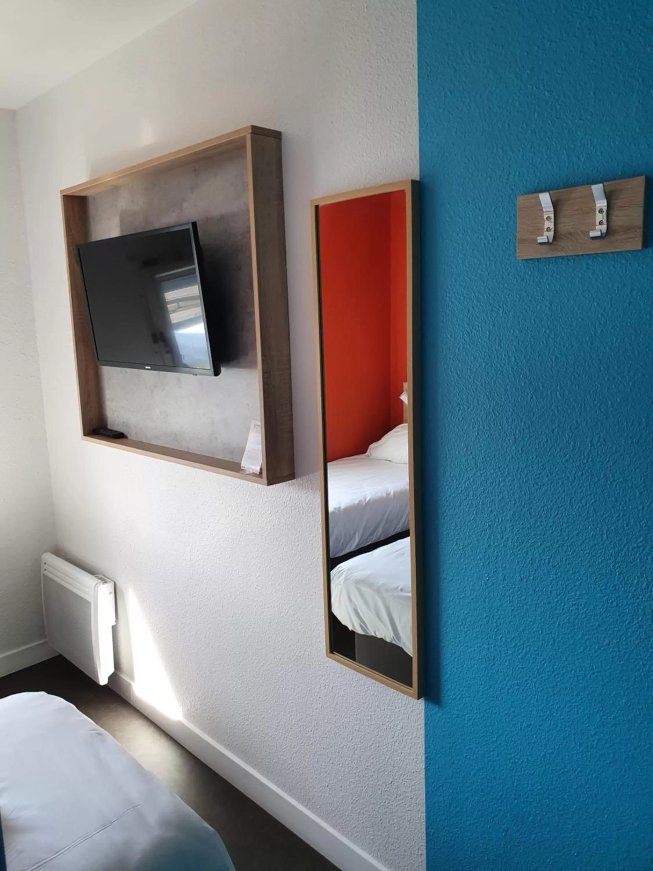 TV and multimedia, Bed in Kyriad Direct Orleans - Olivet - La Source