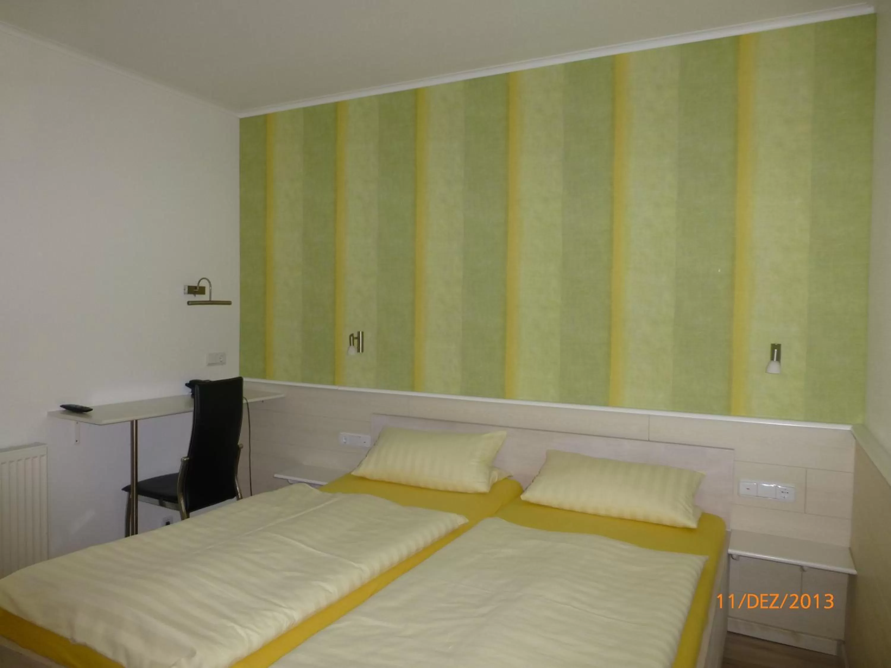 Photo of the whole room, Bed in Hotel Rüstersieler Hof