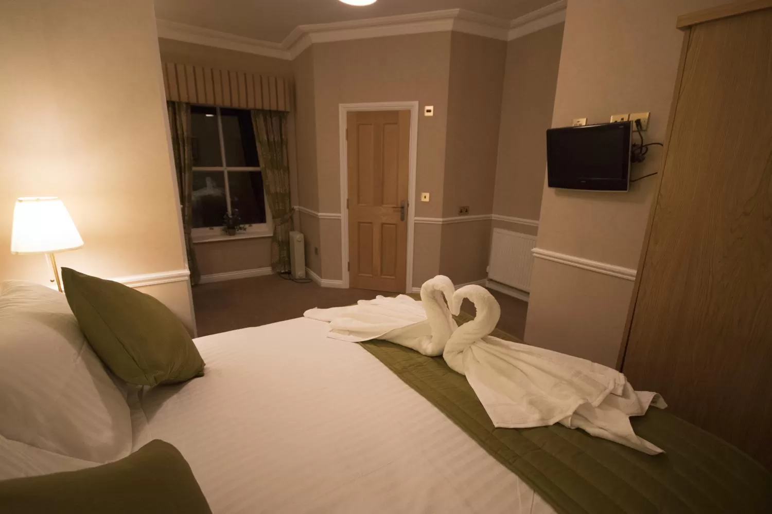 Photo of the whole room, Bed in The Bulls Head