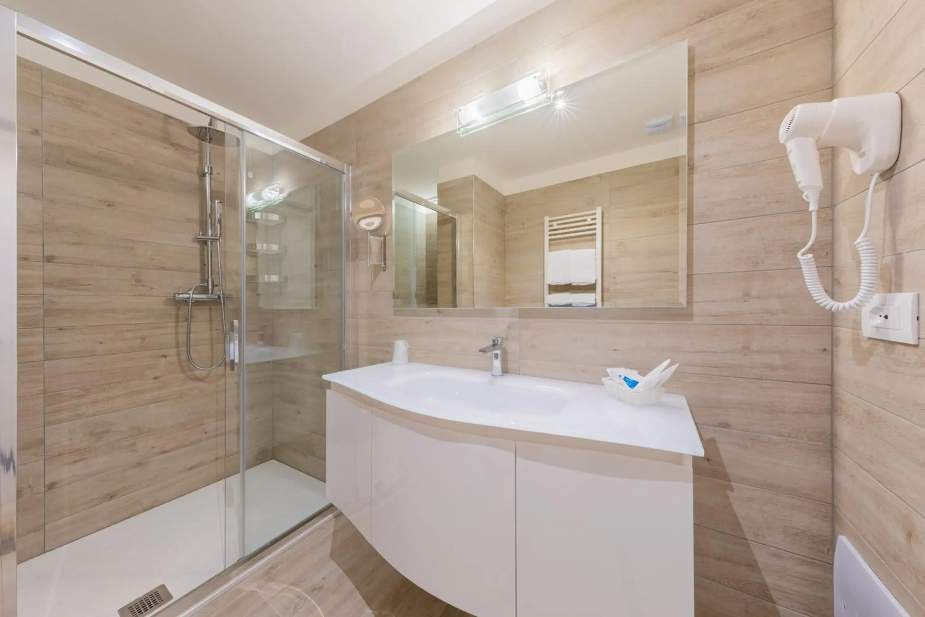 Quadruple Room with Balcony in Marina Palace Hotel 4 stelle S Quadruple Room with Balcony in Marina Palace Hotel 4 stelle S