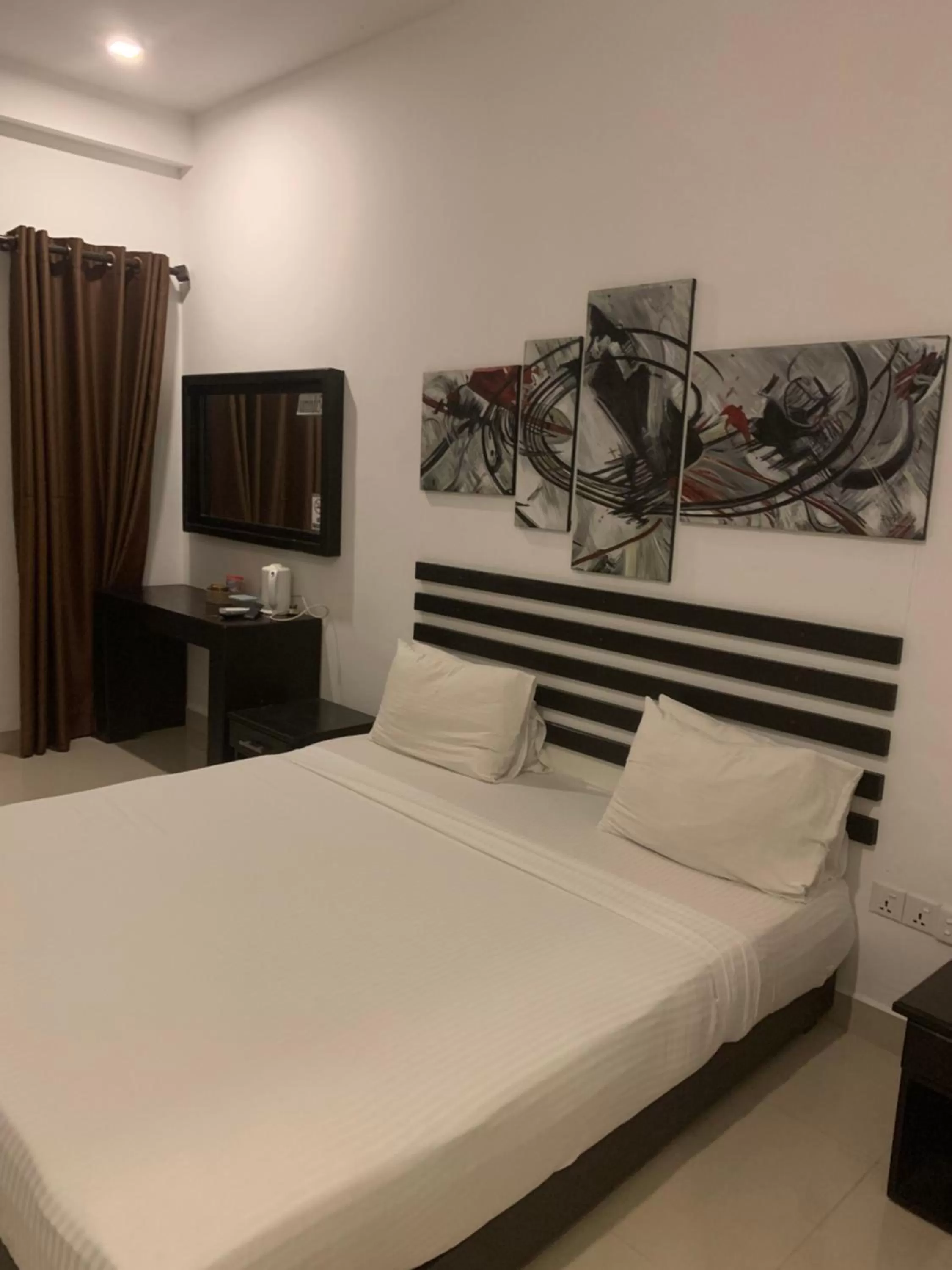 Bed in Sunrise Palace Negombo