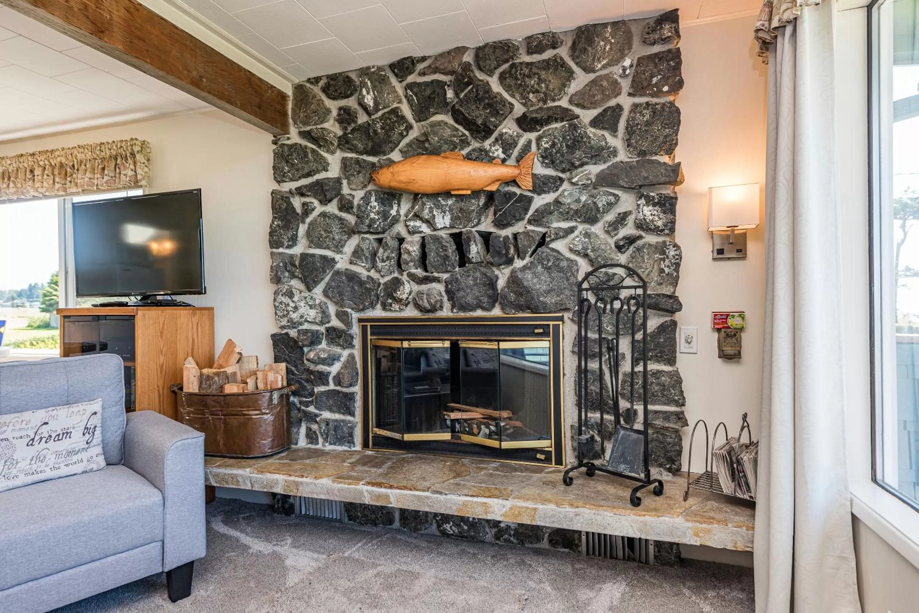Living room in Juan de Fuca Waterfront Hotel & Cottages
