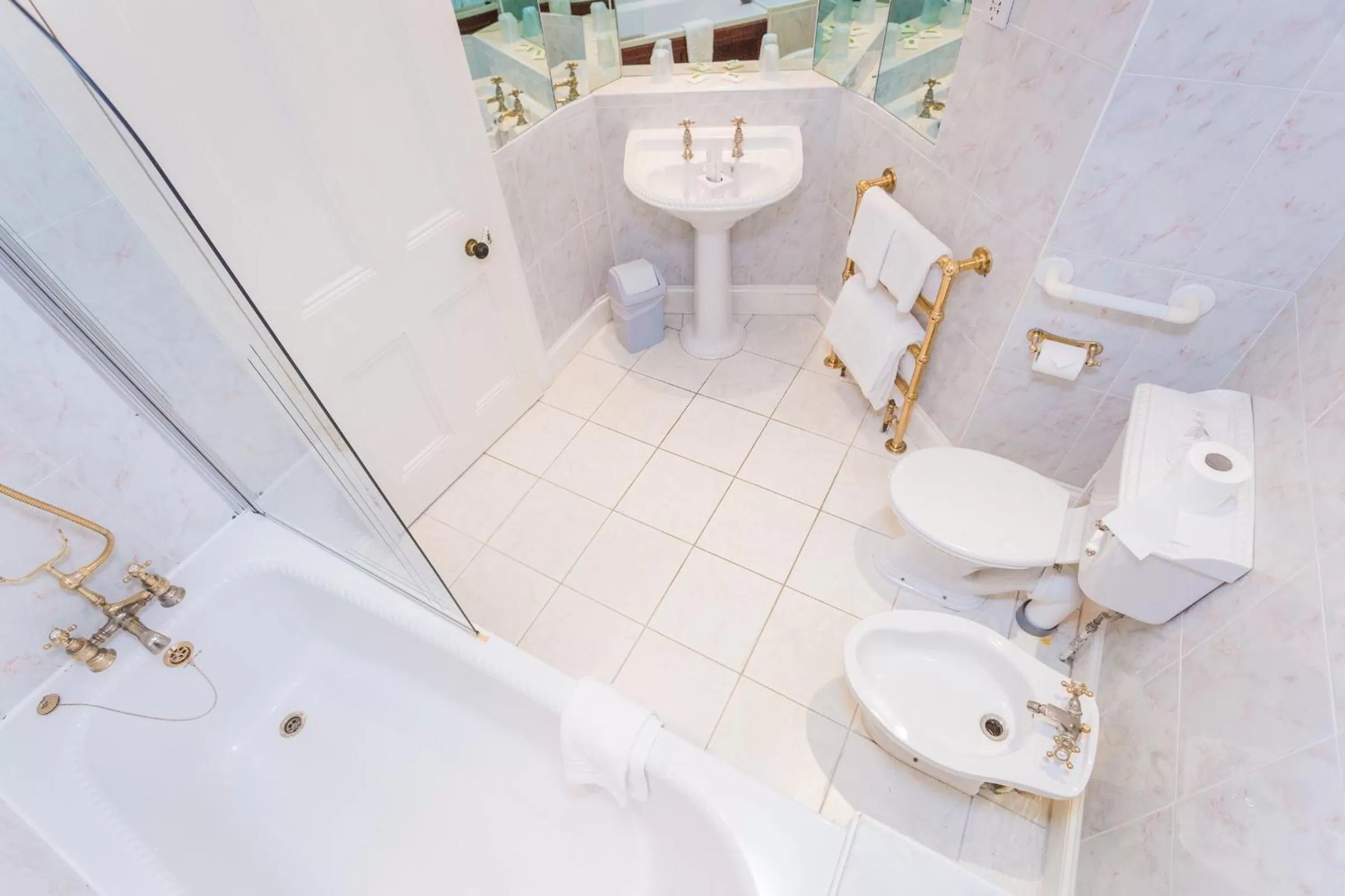 Shower in Hotel Victoria