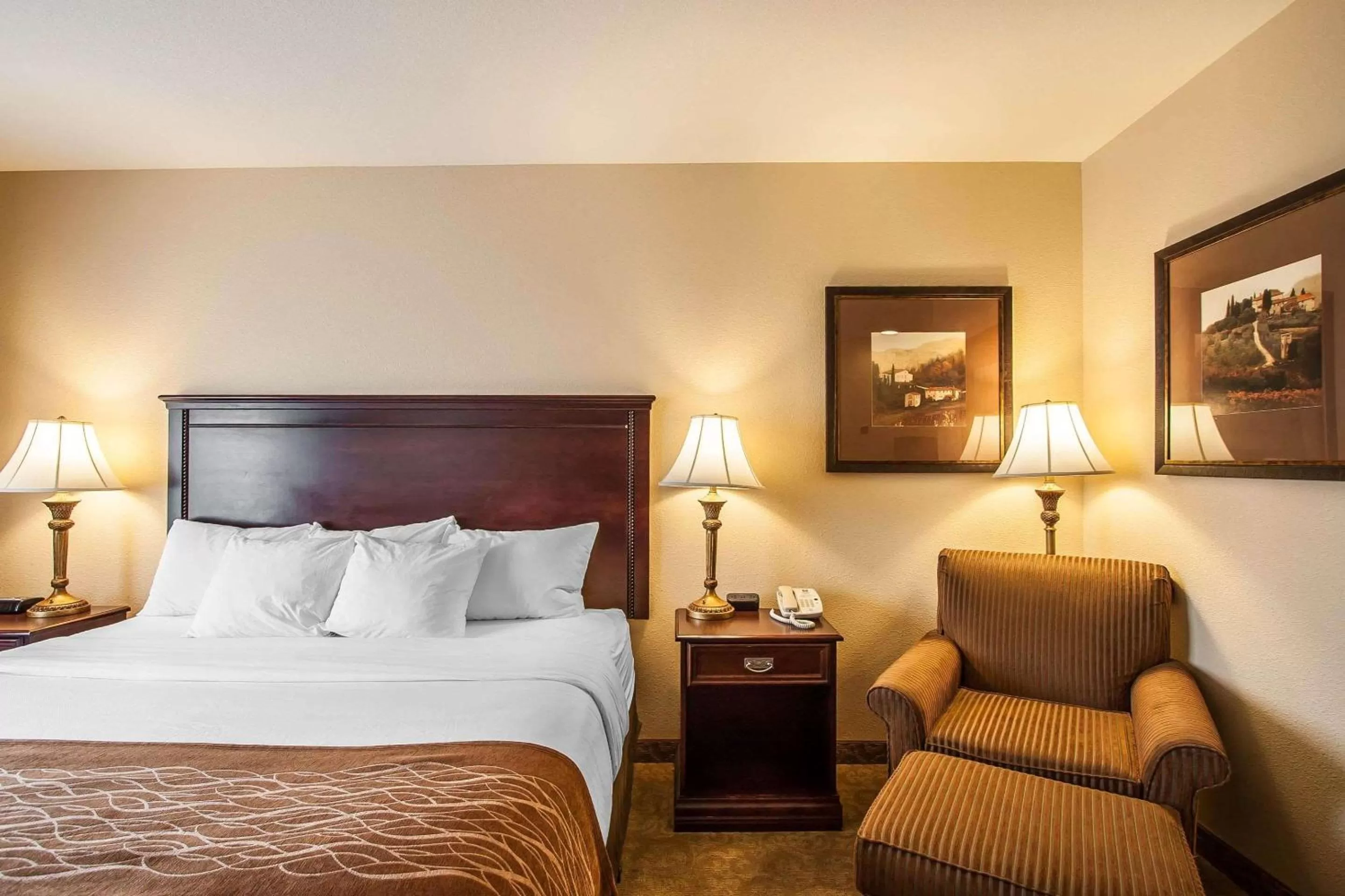 Photo of the whole room, Bed in Comfort Inn & Suites McMinnville Wine Country