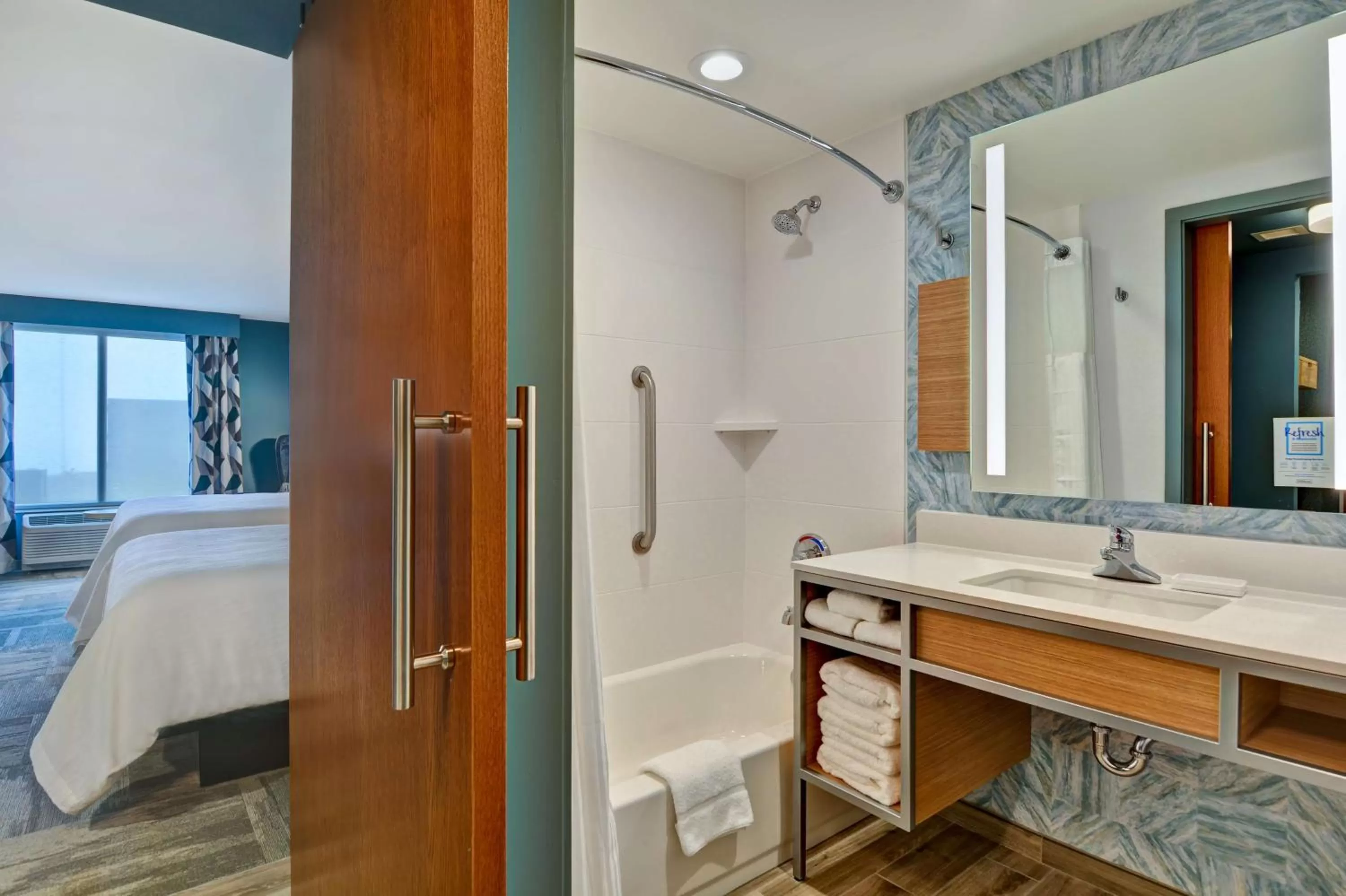 Bathroom, Bed in Hilton Garden Inn Destin Miramar Beach, Fl