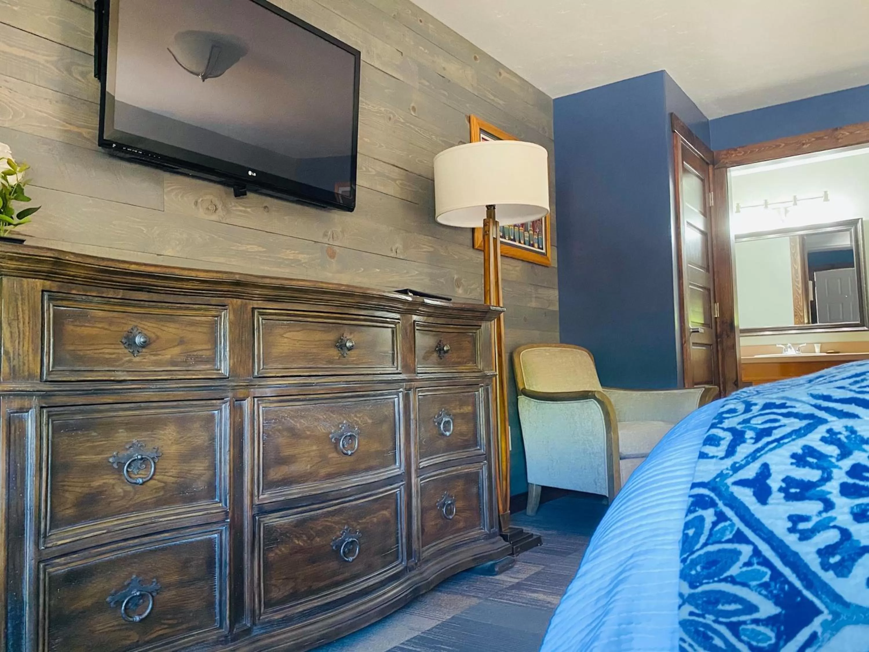 TV and multimedia, Bed in Desert Rose Resort & Cabins