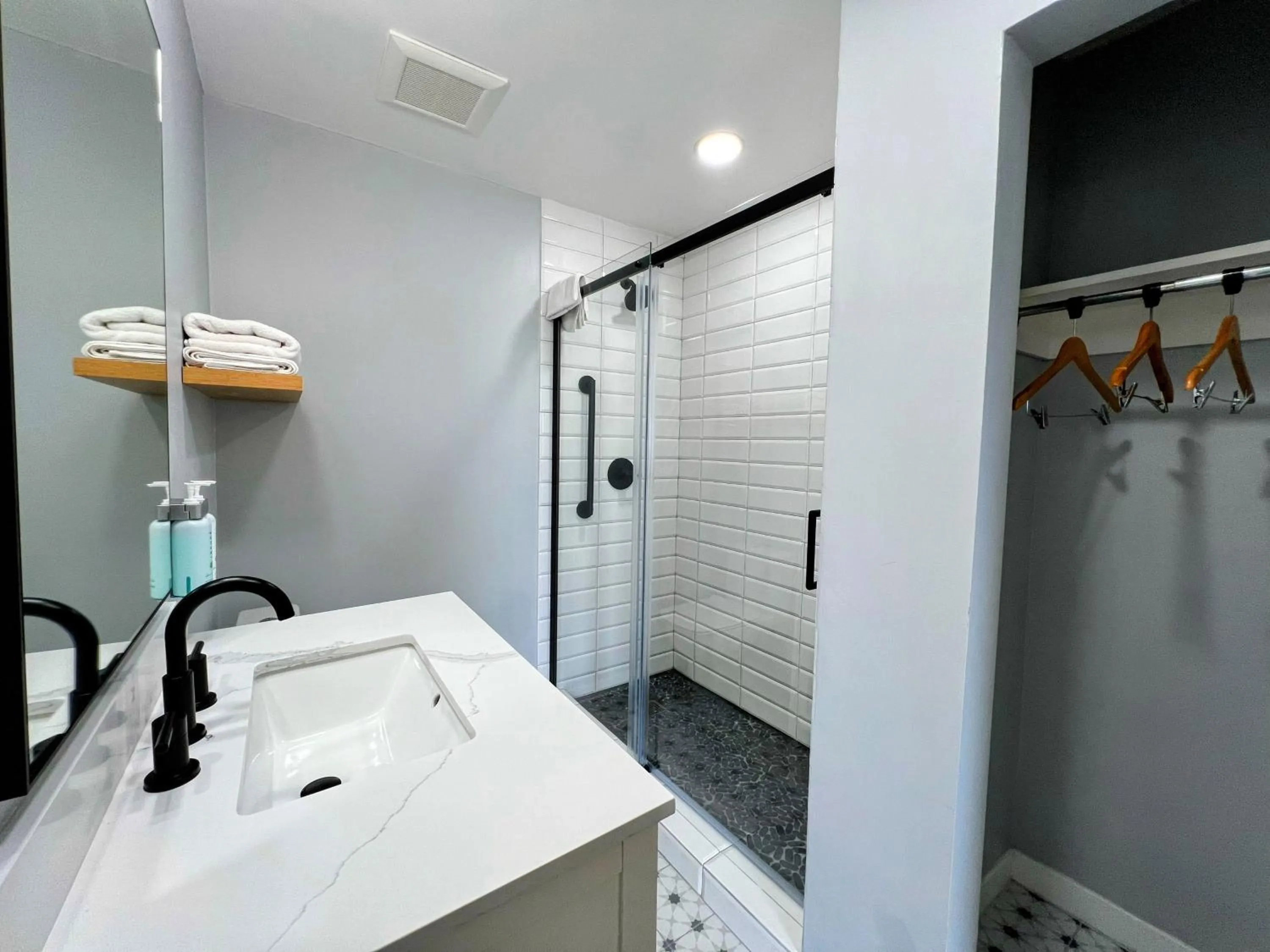 Shower in Tides Oceanview Inn and Cottages