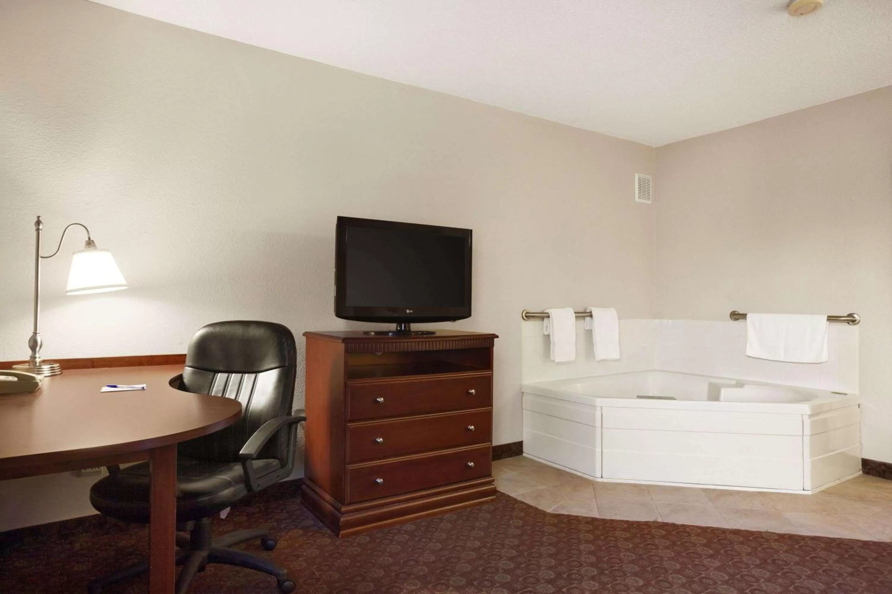 Photo of the whole room, Bed in Baymont by Wyndham Sioux Falls
