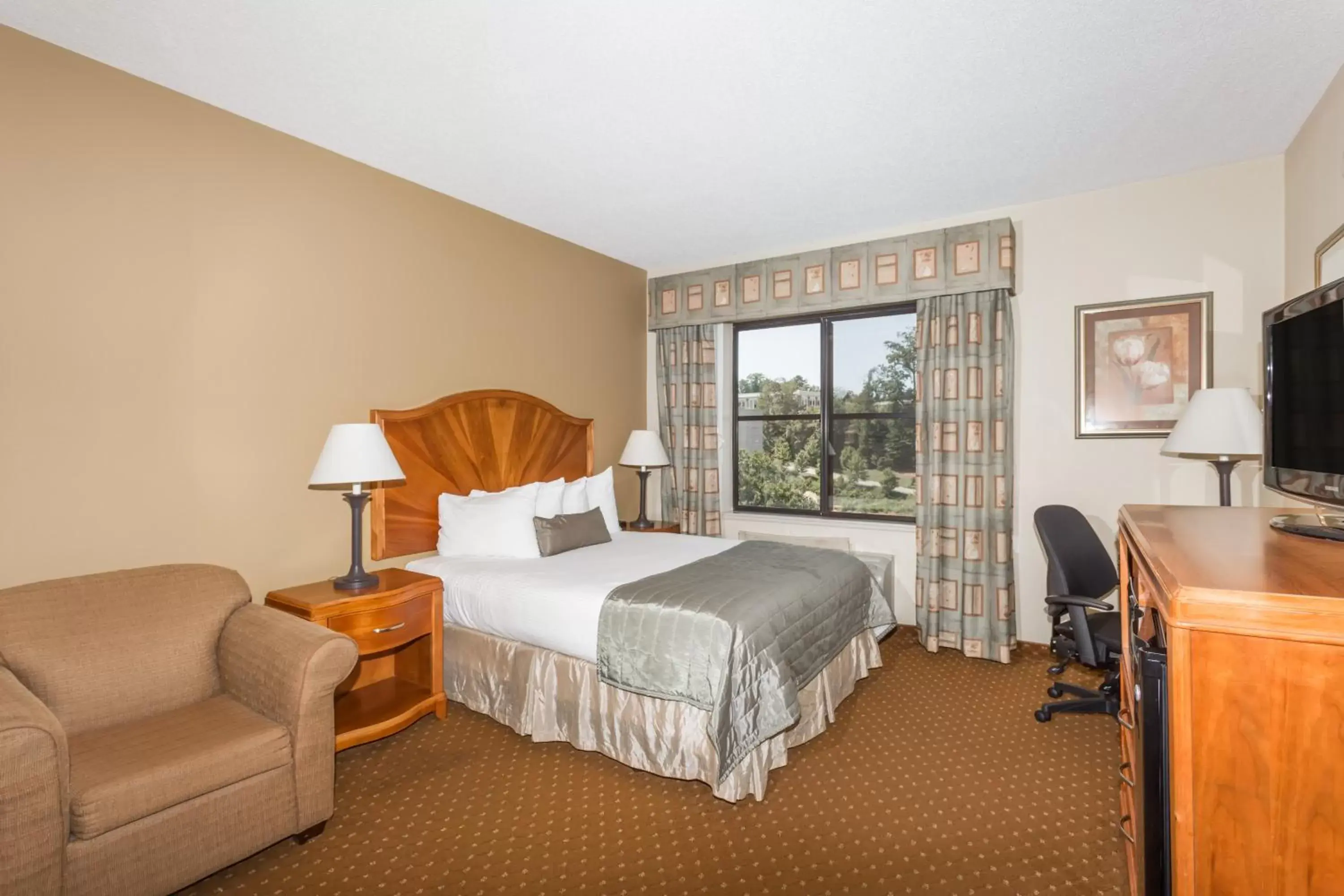 Queen Room - Disability Access - Non-Smoking in Baymont by Wyndham Asheville/Biltmore Queen Room - Disability Access - Non-Smoking in Baymont by Wyndham Asheville/Biltmore