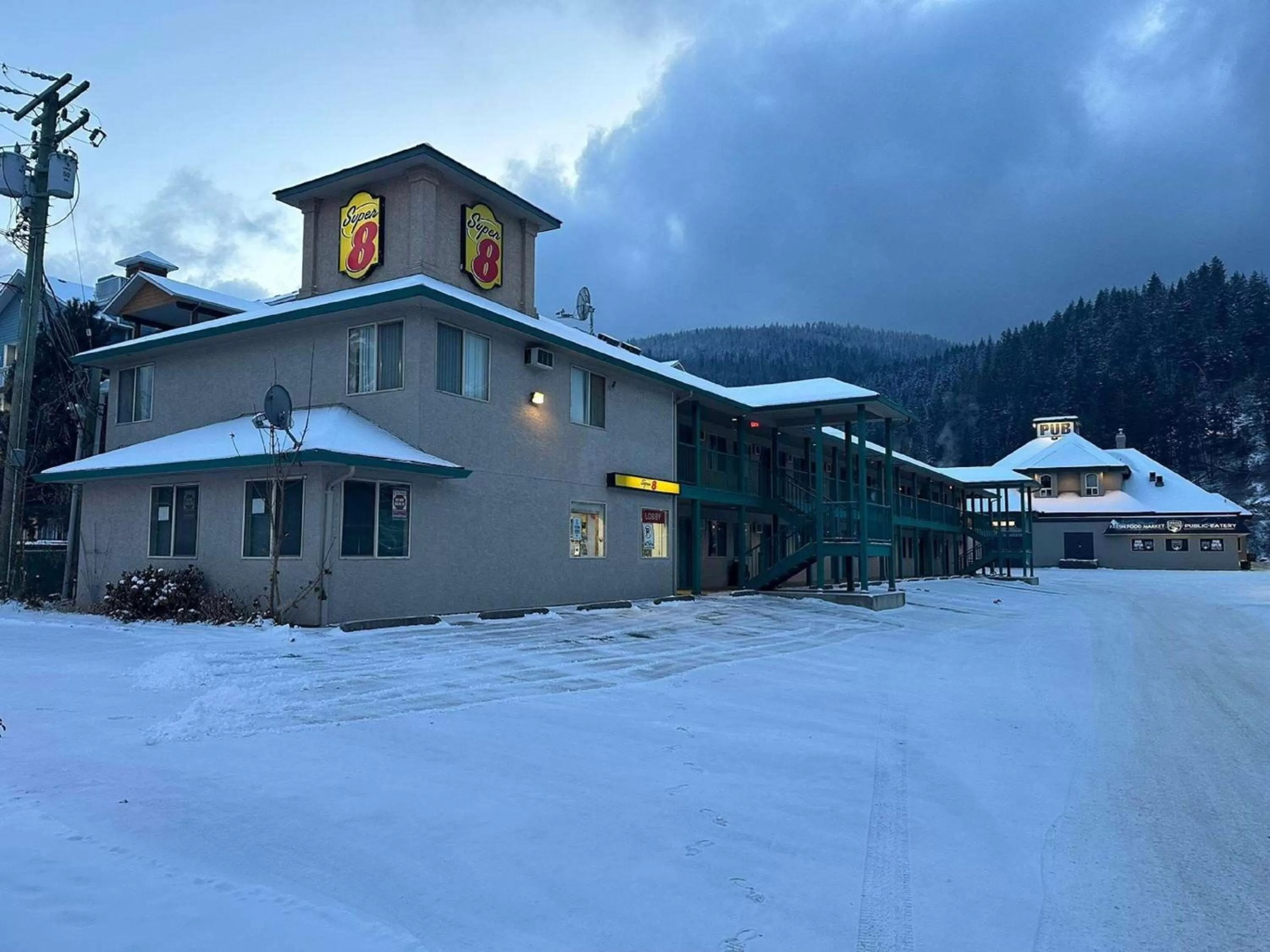 Property building in Super 8 by Wyndham Sicamous