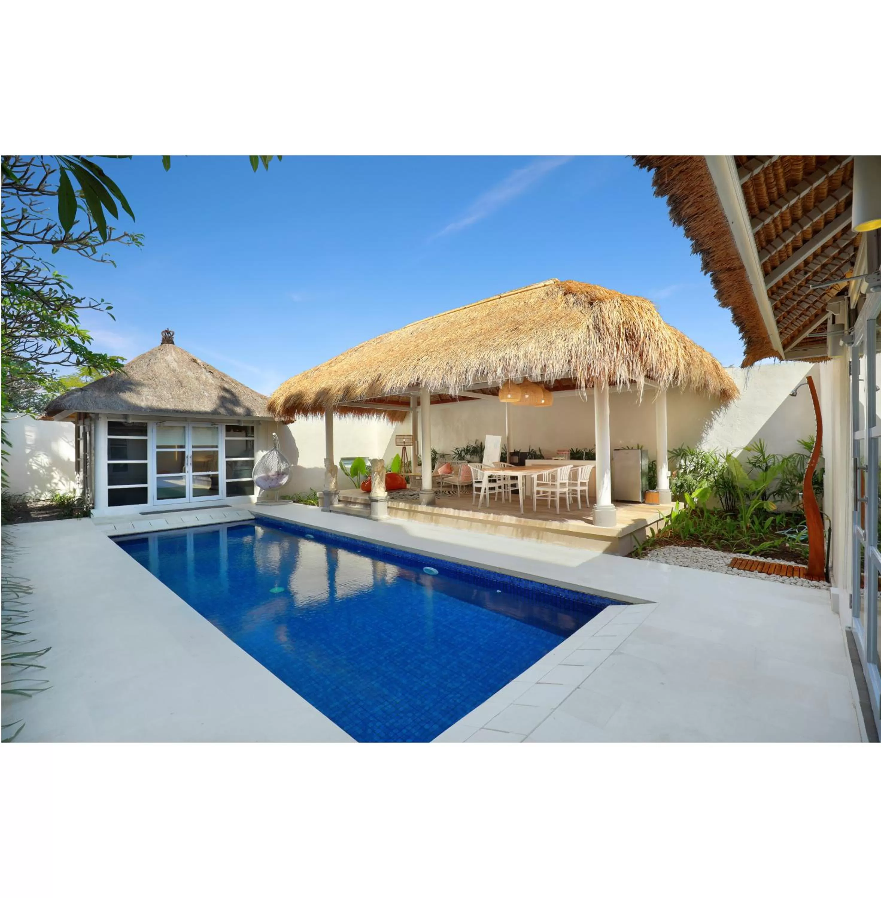 Swimming pool in HARRIS Hotel & Residences Sunset Road