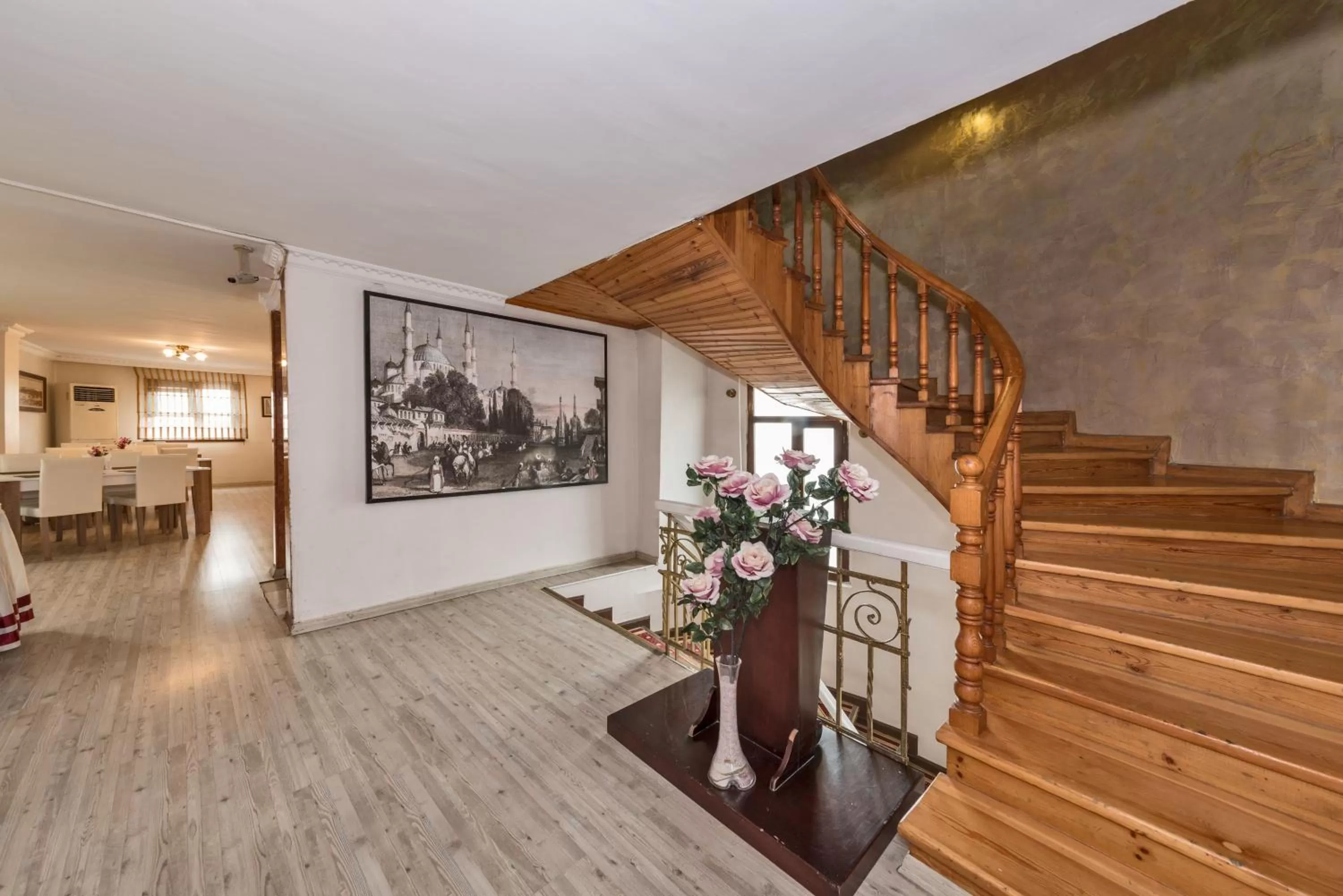 Restaurant/places to eat in Valide Hotel