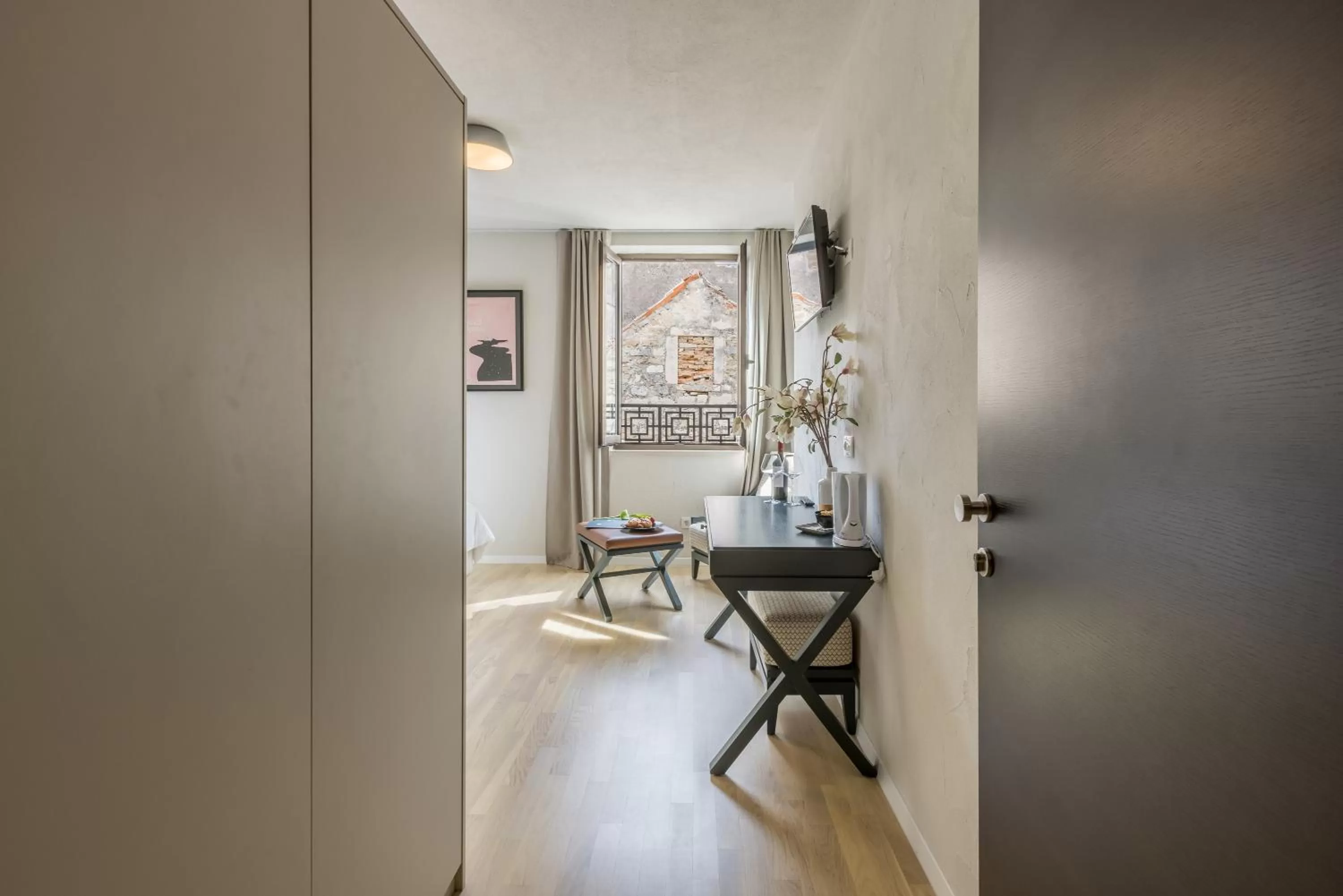 Seating area in Leonis Restaurant & Rooms