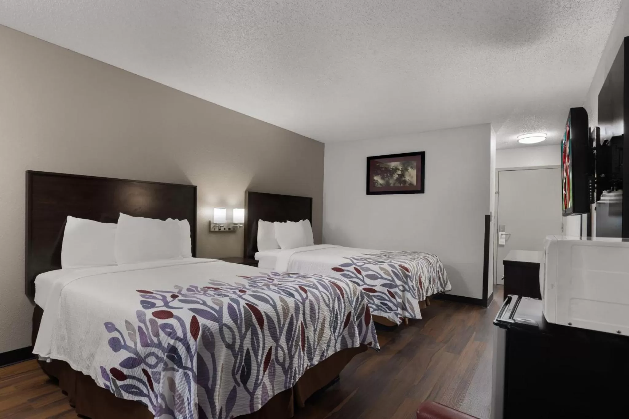 Photo of the whole room, Bed in Red Roof Inn & Suites Savannah Airport