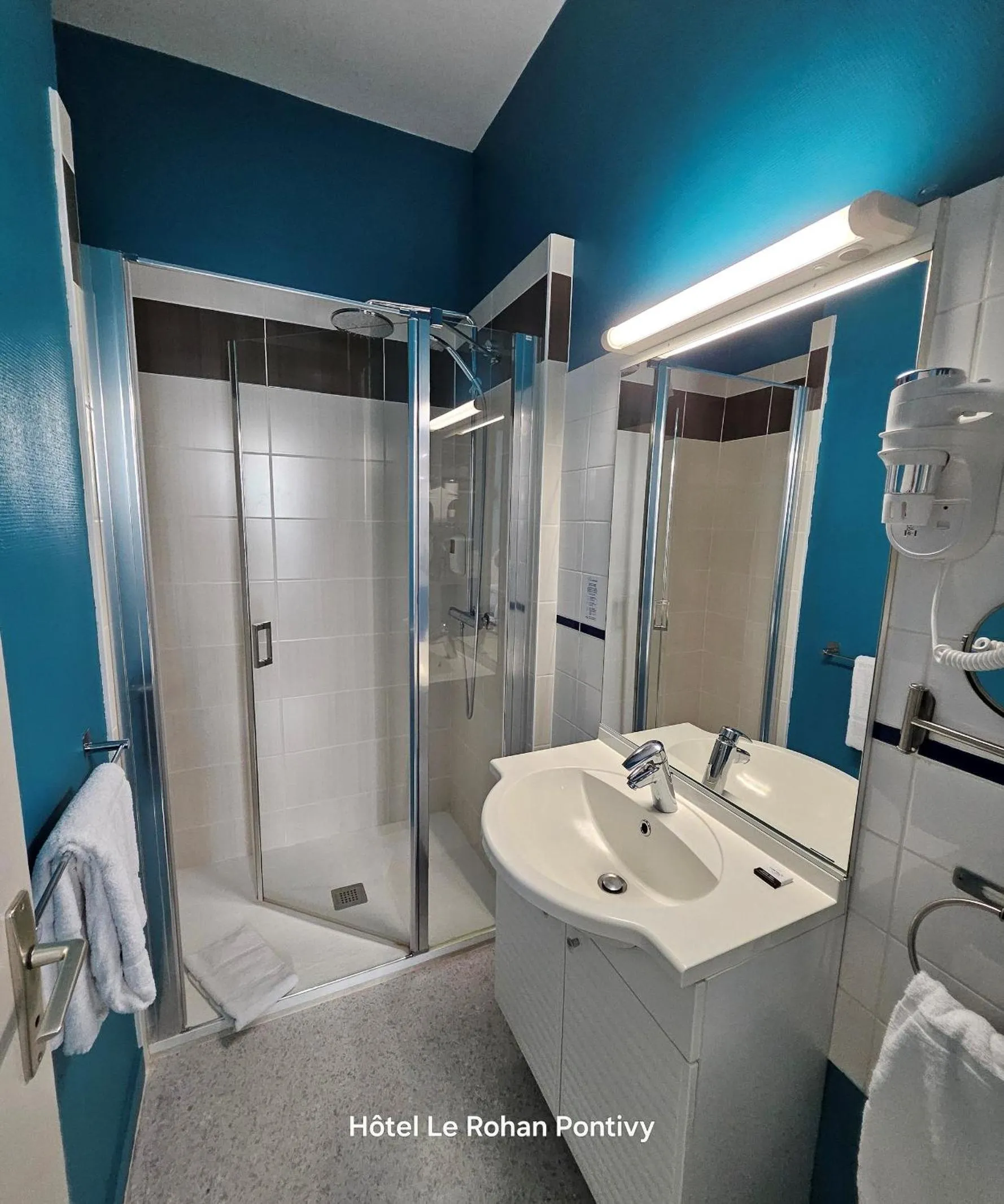 Shower in Hôtel Le Rohan Charme et Caractère