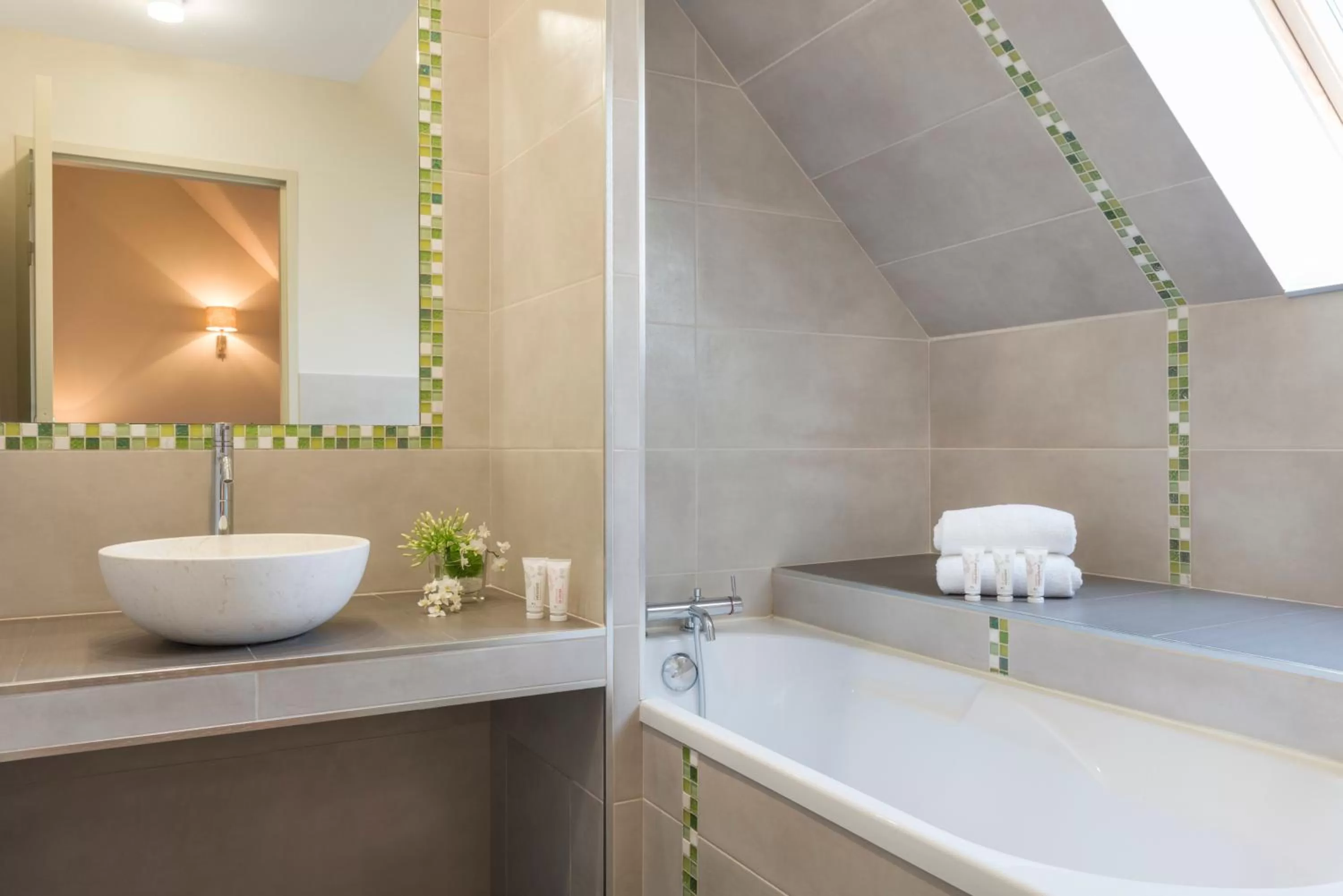 Bathroom in Hôtel Aux Vieux Remparts