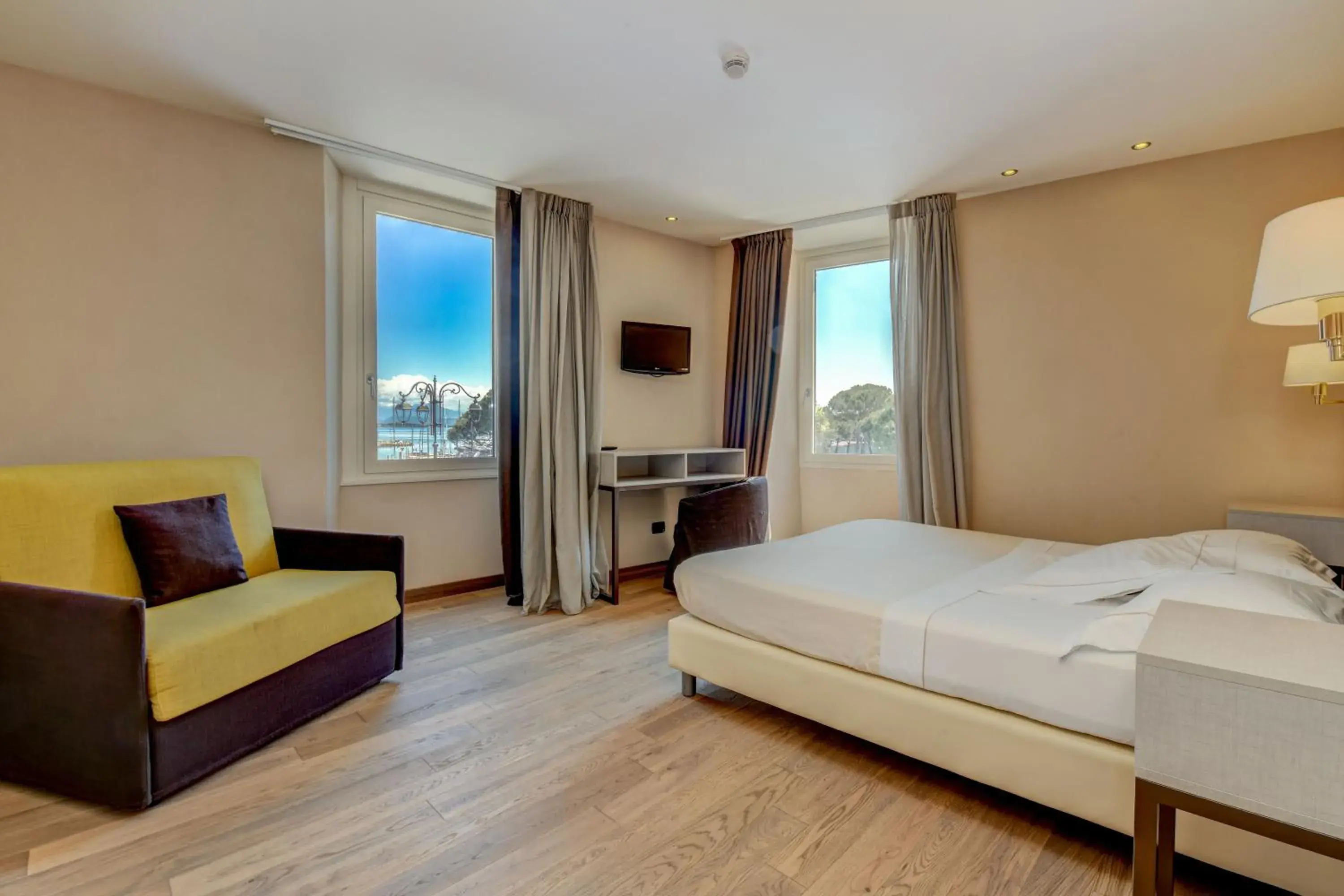 Deluxe Room with Lake View in Hotel Tripoli Deluxe Room with Lake View in Hotel Tripoli