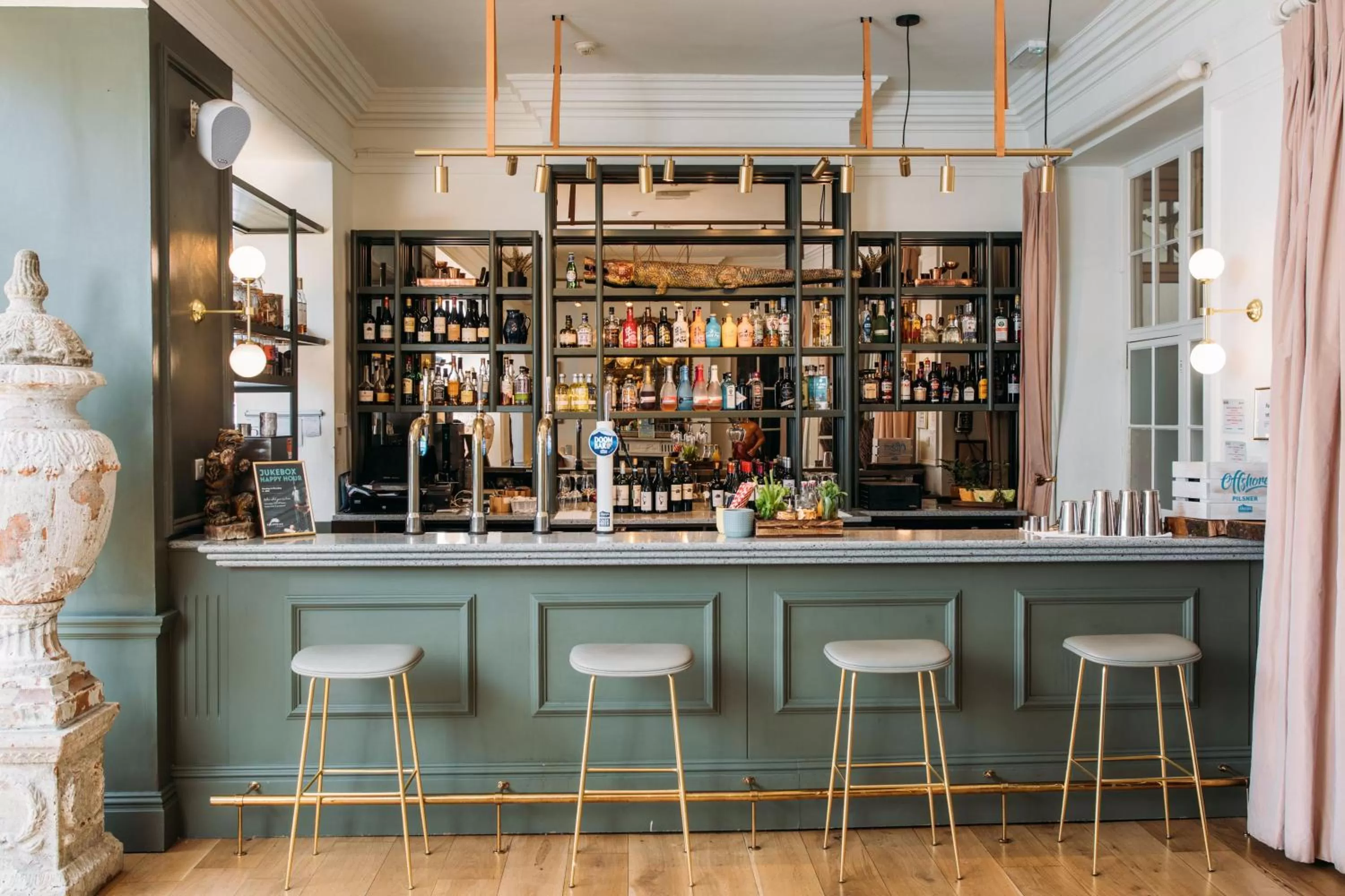 Lounge or bar in Polurrian on the Lizard