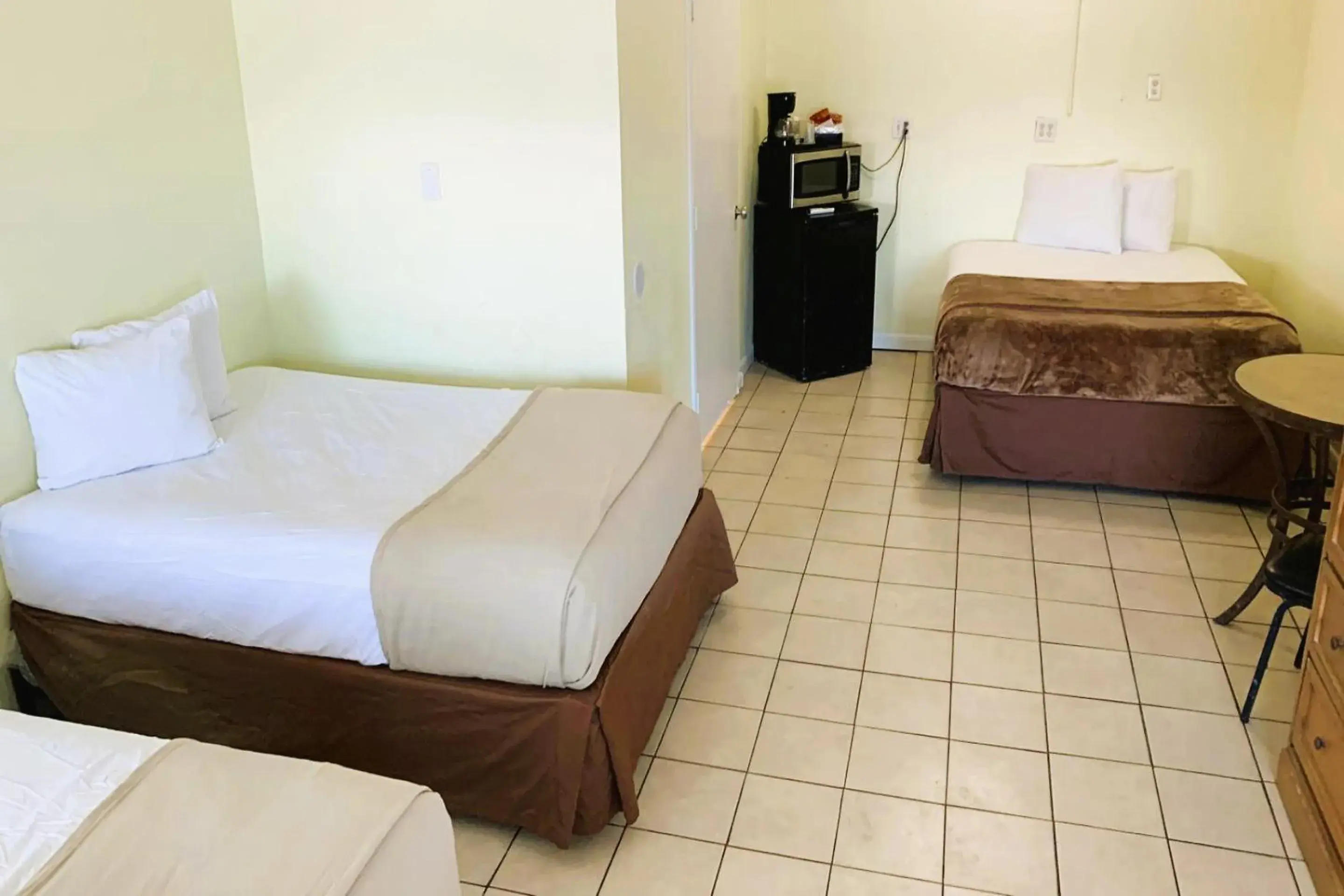 2 Full Beds & 1 Queen Bed in OYO Hotel Rockport- Bay View 2 Full Beds & 1 Queen Bed in OYO Hotel Rockport- Bay View