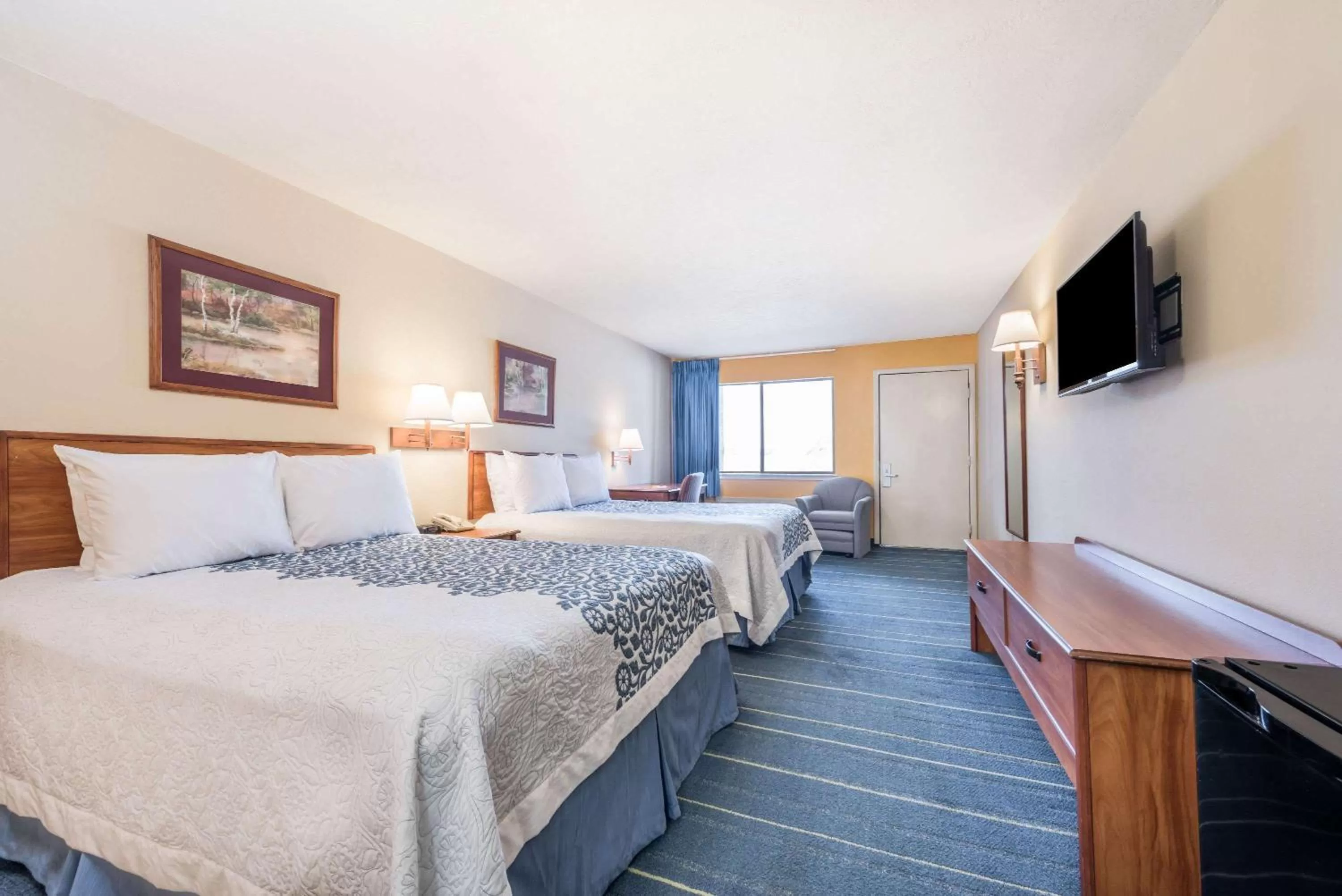 Photo of the whole room, Bed in Days Inn by Wyndham Bryan College Station