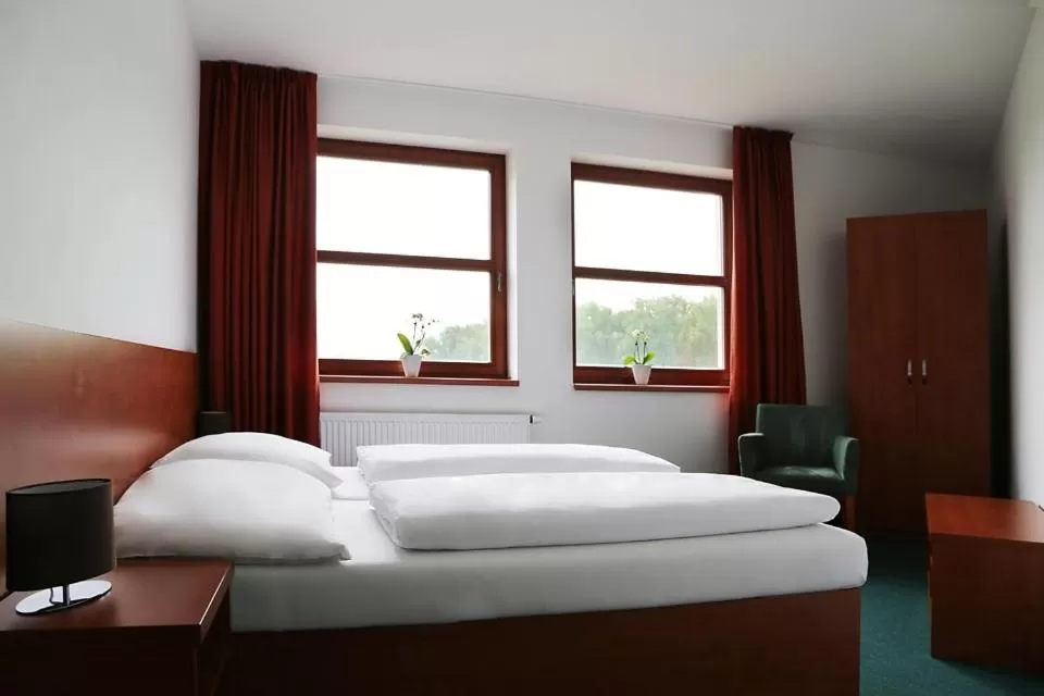 Bedroom, Bed in Sporthotel Hostivice