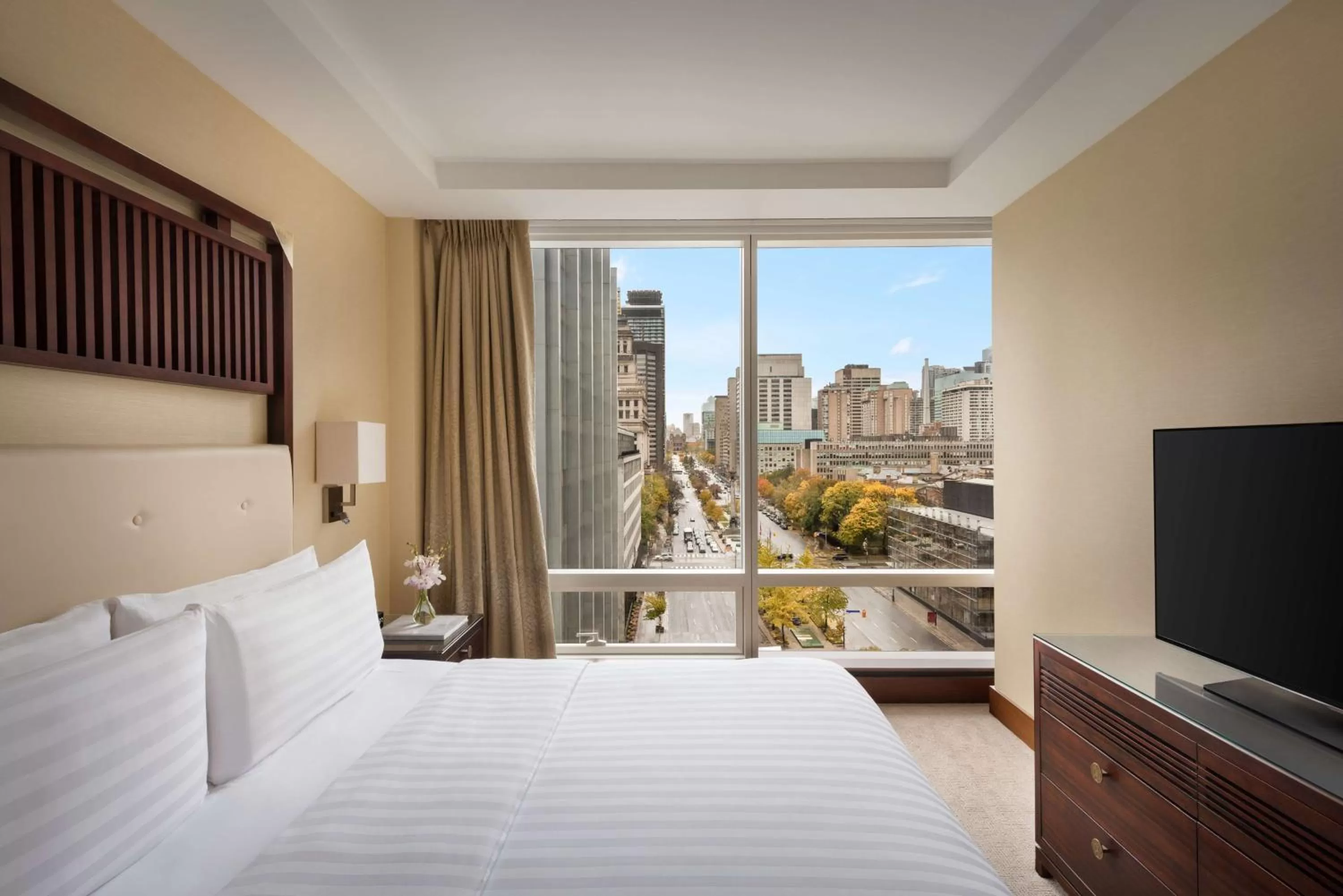 Photo of the whole room, Bed in Shangri-La Toronto