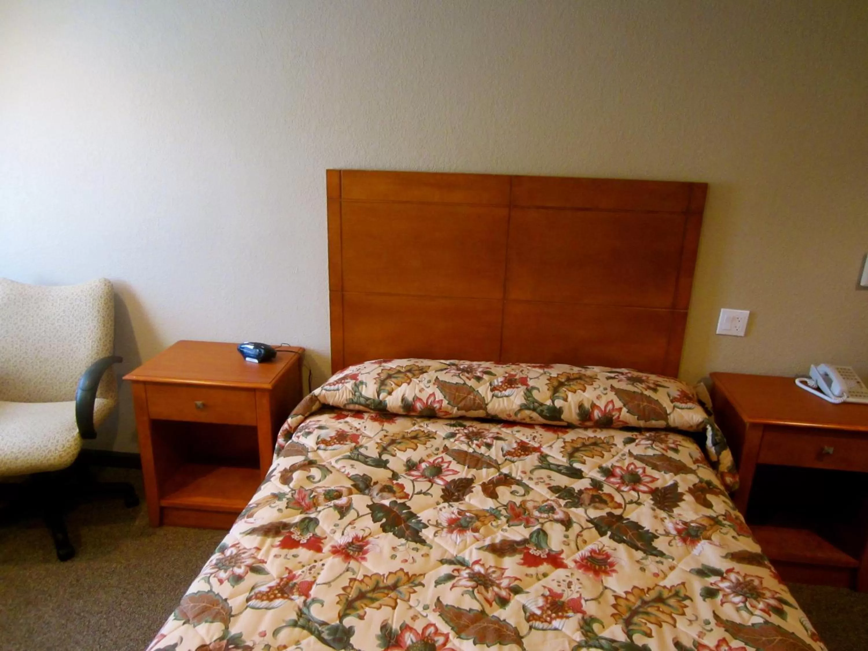 Decorative detail, Bed in Deluxe Inn Redwood City