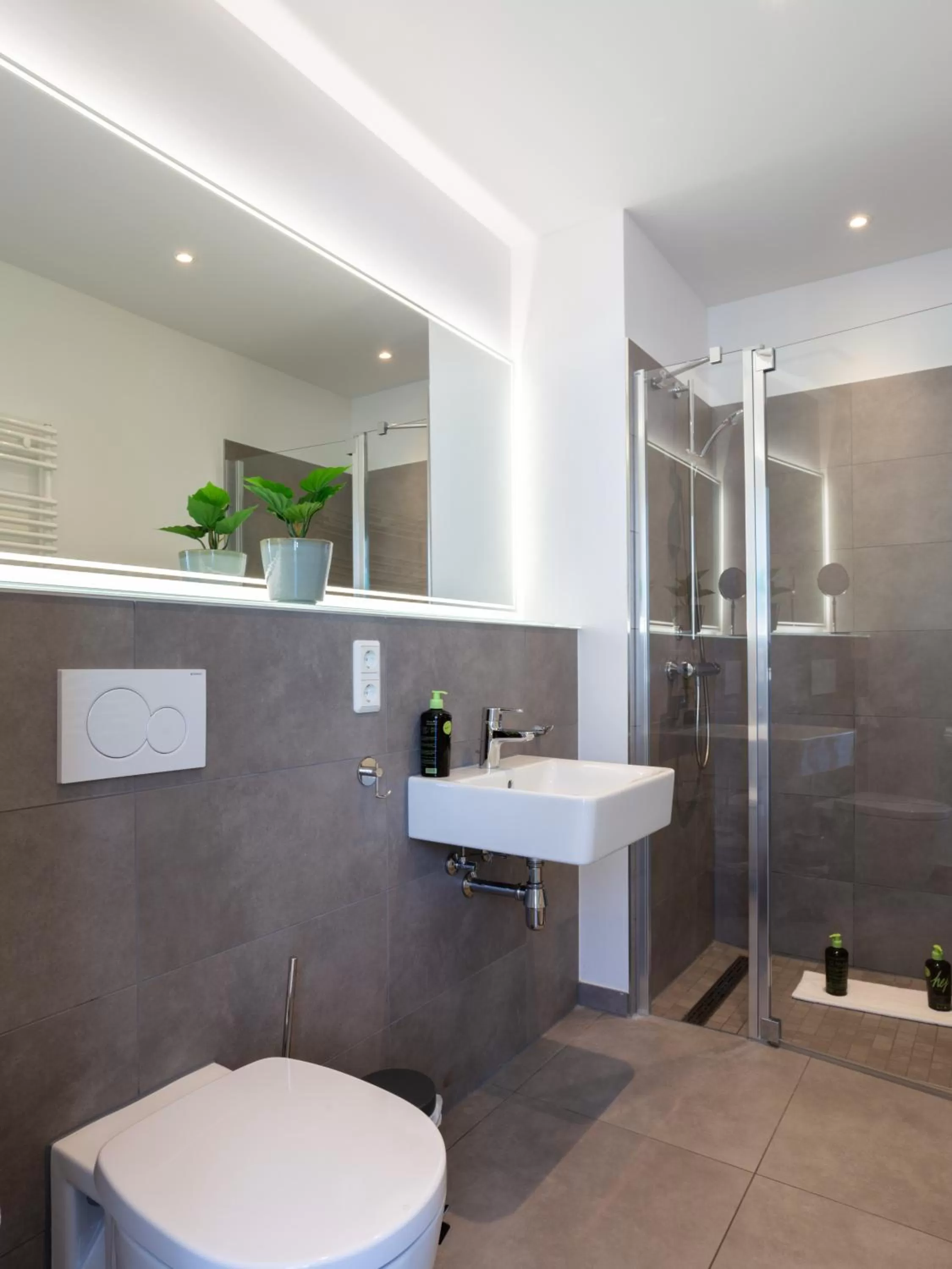 Shower in Limehome Köln Friesenplatz - Digital Access