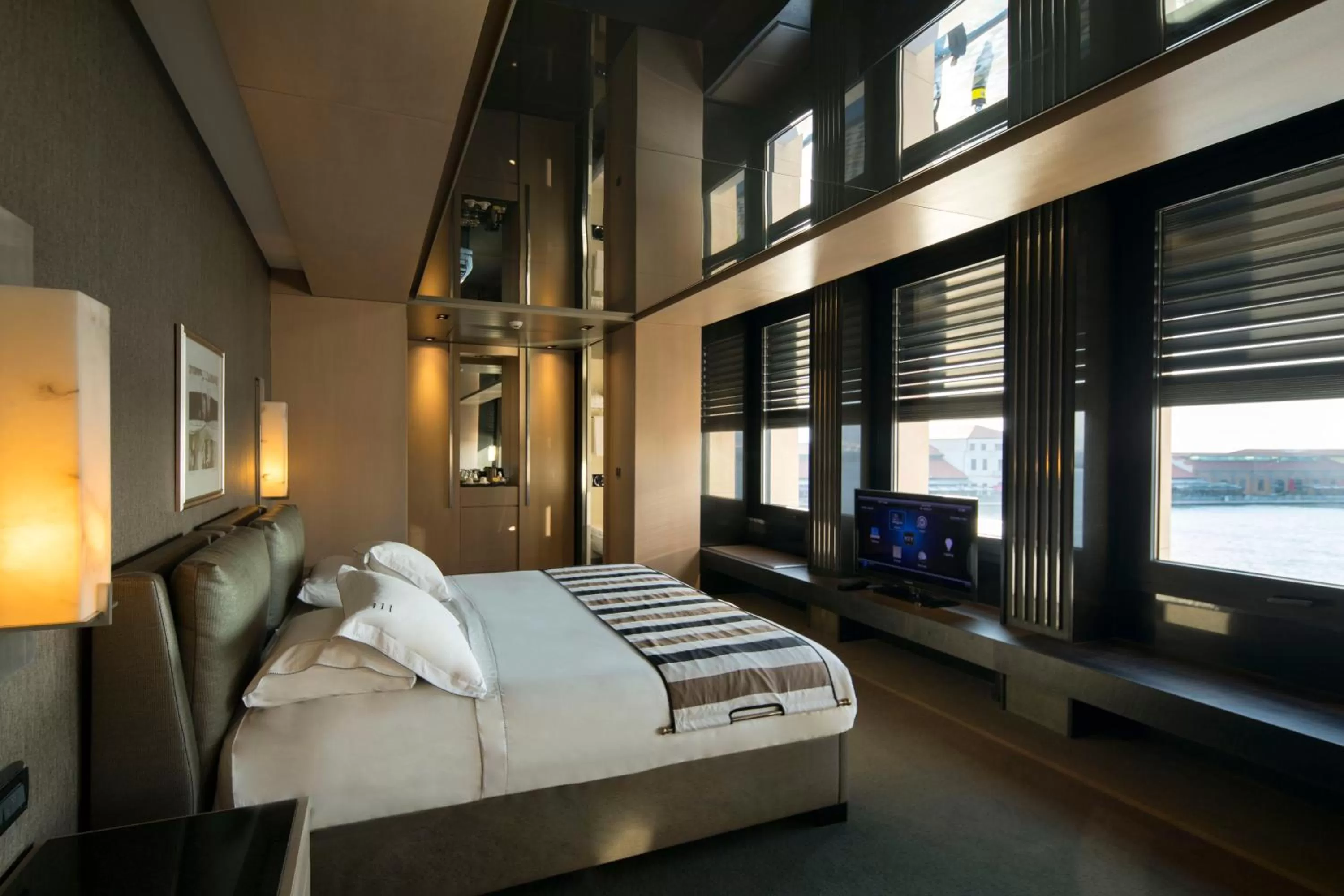 TV and multimedia, Bed in Key Hotel