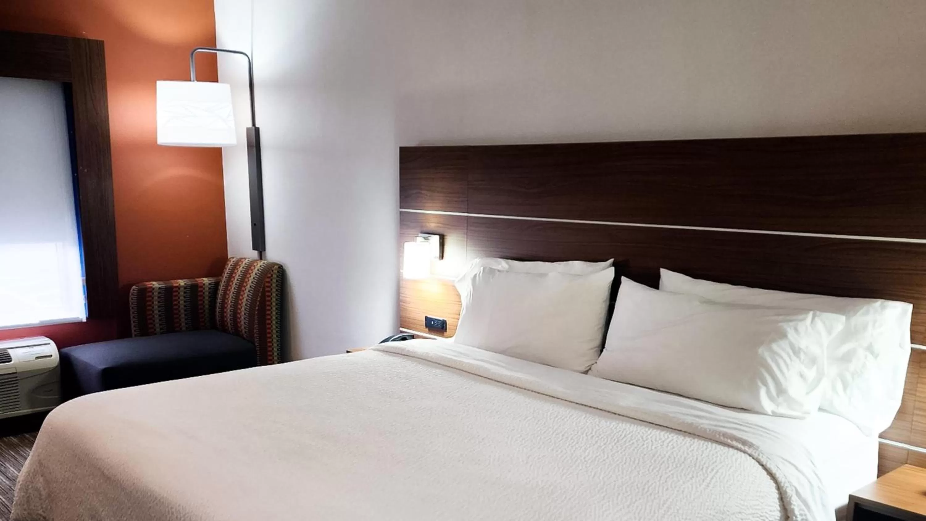 Photo of the whole room, Bed in Holiday Inn Express Hotel & Suites Chicago South Lansing by IHG