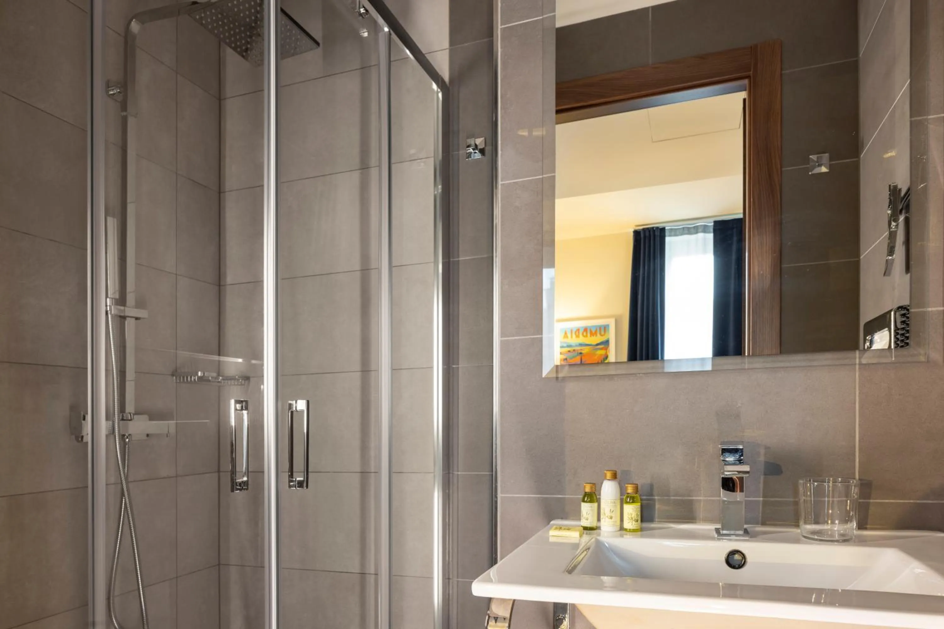 Bathroom in Hôtel Nice Azur Riviera