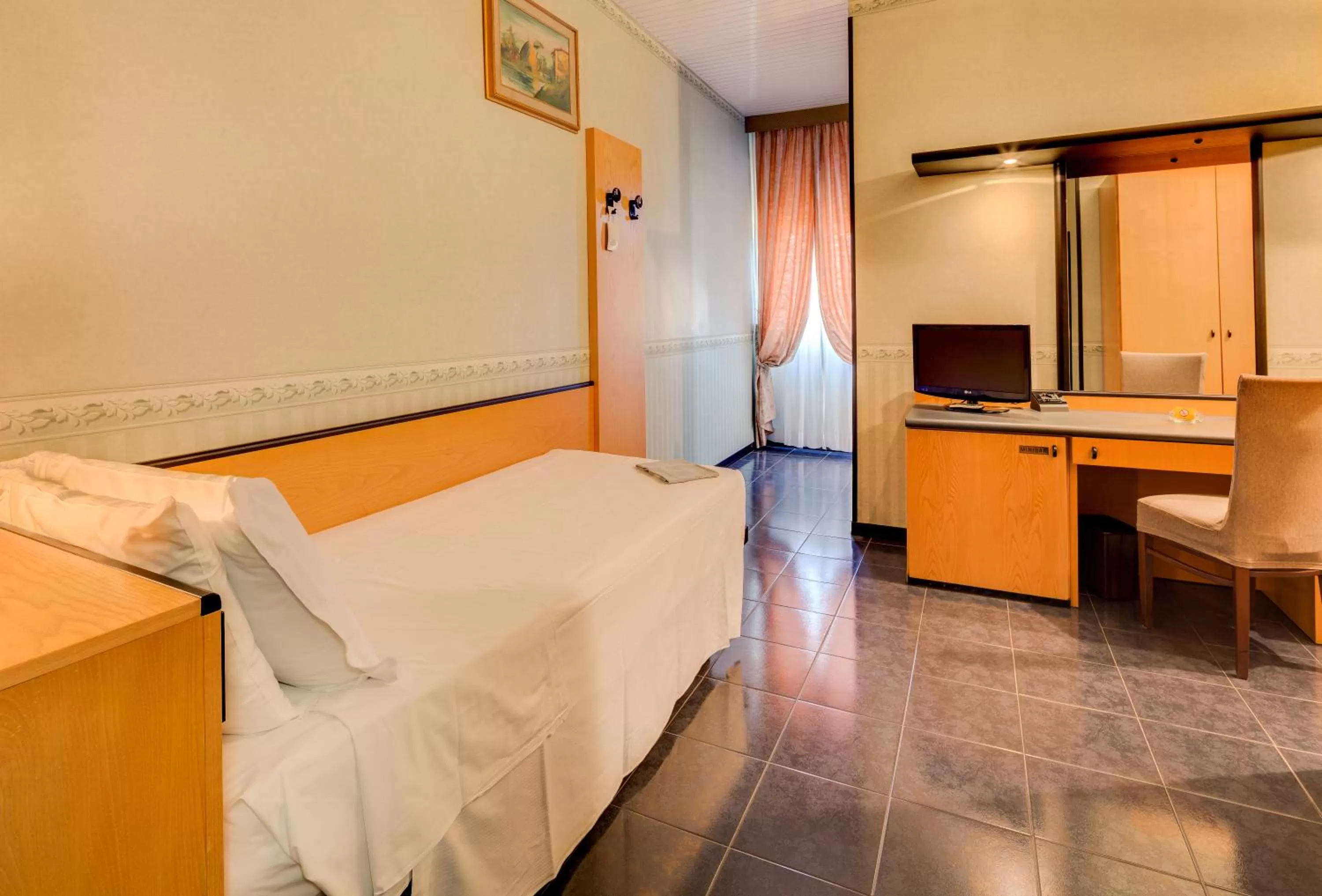 Photo of the whole room, Bed in Hotel San Donato - Bologna centro