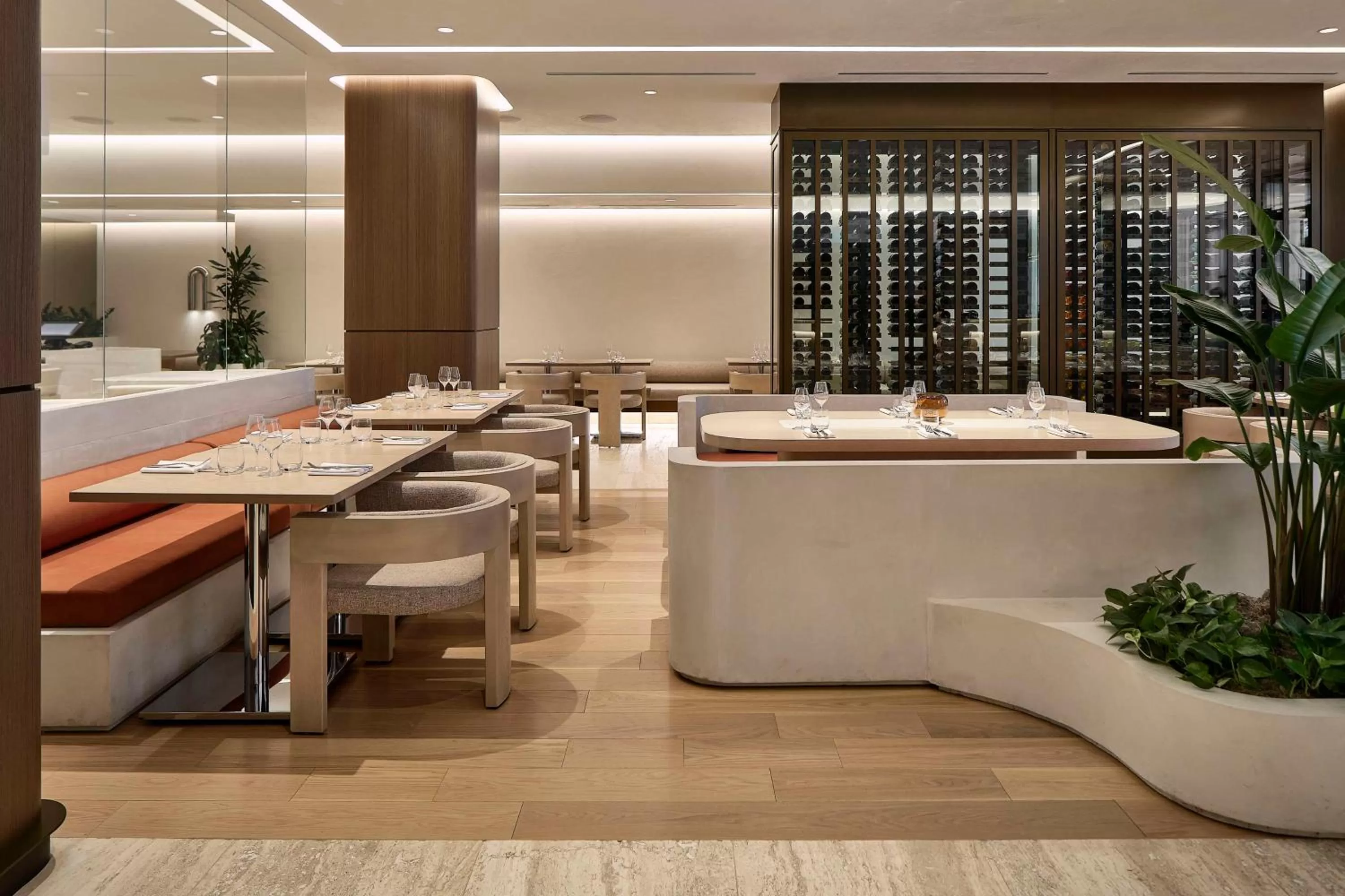 Restaurant/places to eat in Vogue Hotel Montreal Downtown, Curio Collection by Hilton