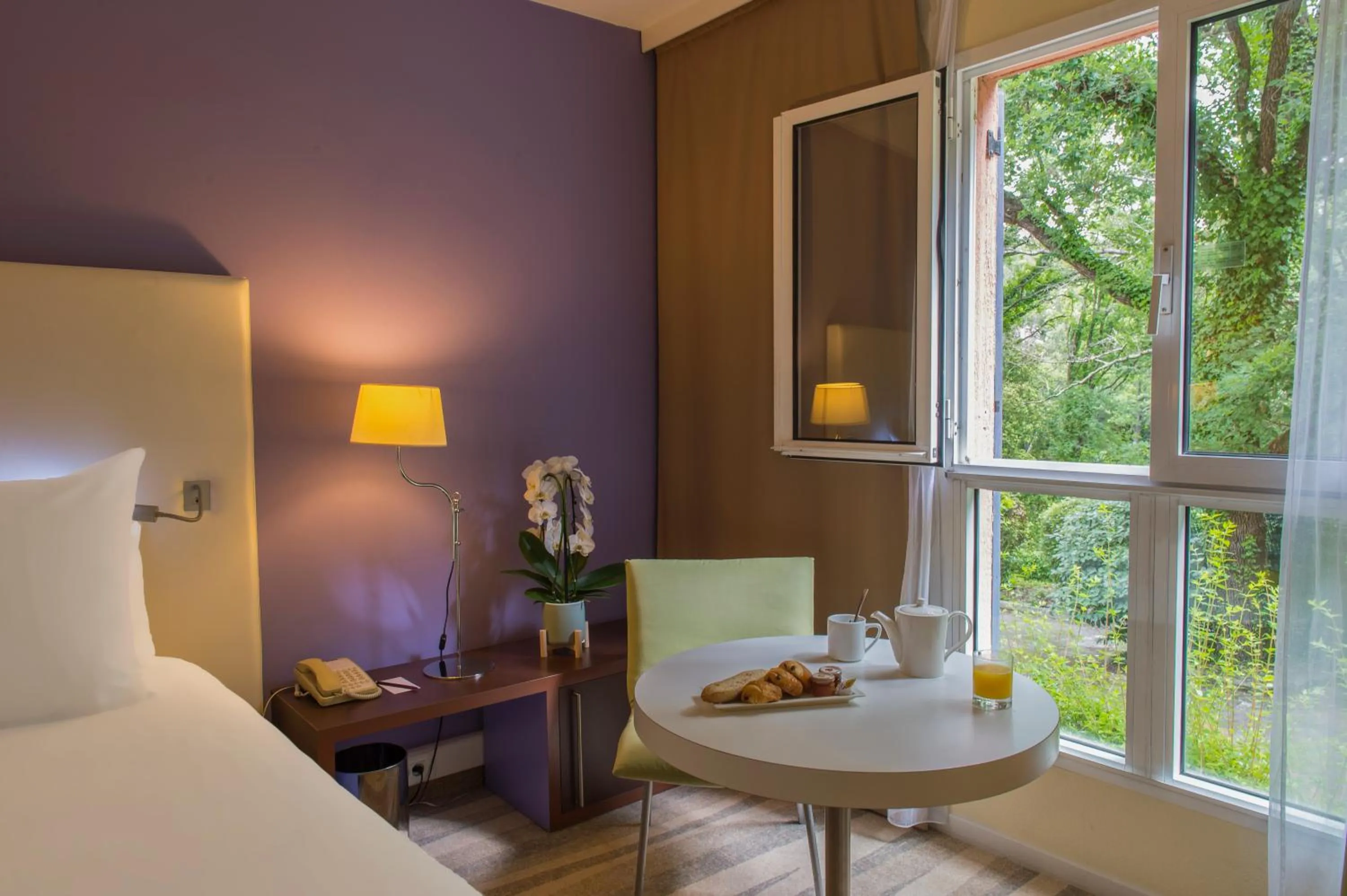 View (from property/room), Bed in Mercure Antibes Sophia Antipolis