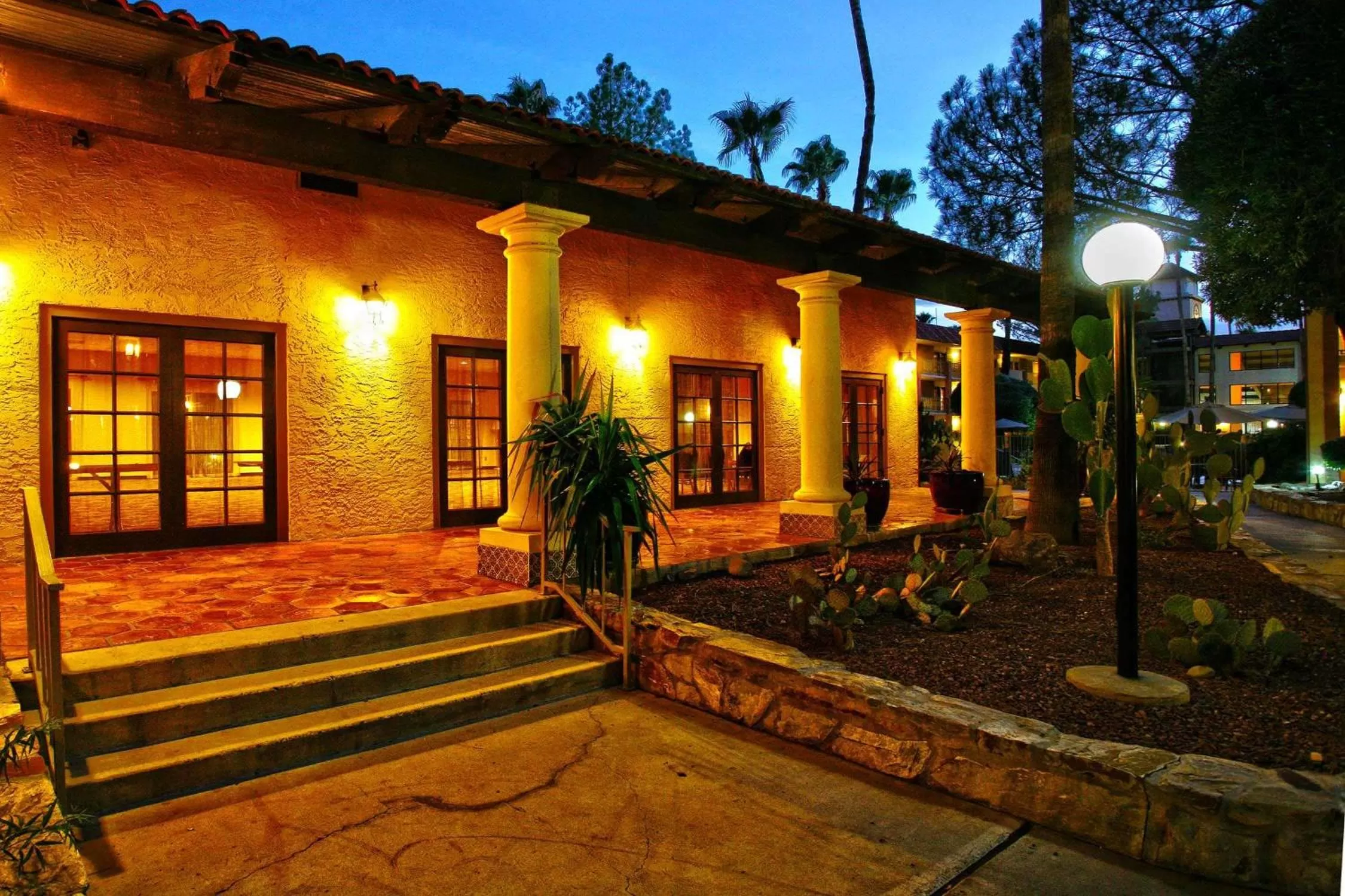 Property building in DoubleTree Suites by Hilton Tucson Airport