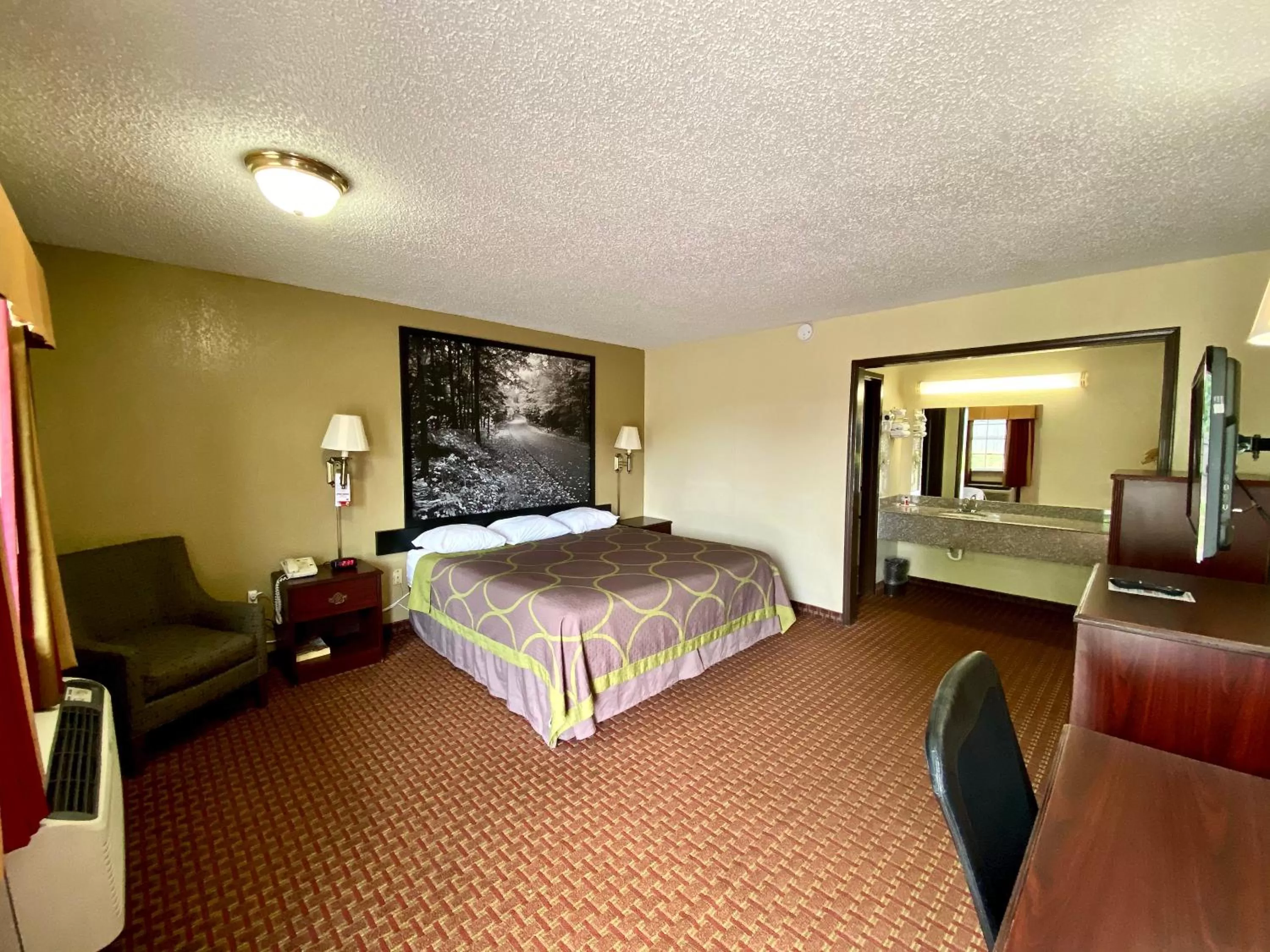 Photo of the whole room, Bed in Super 8 by Wyndham Shawnee