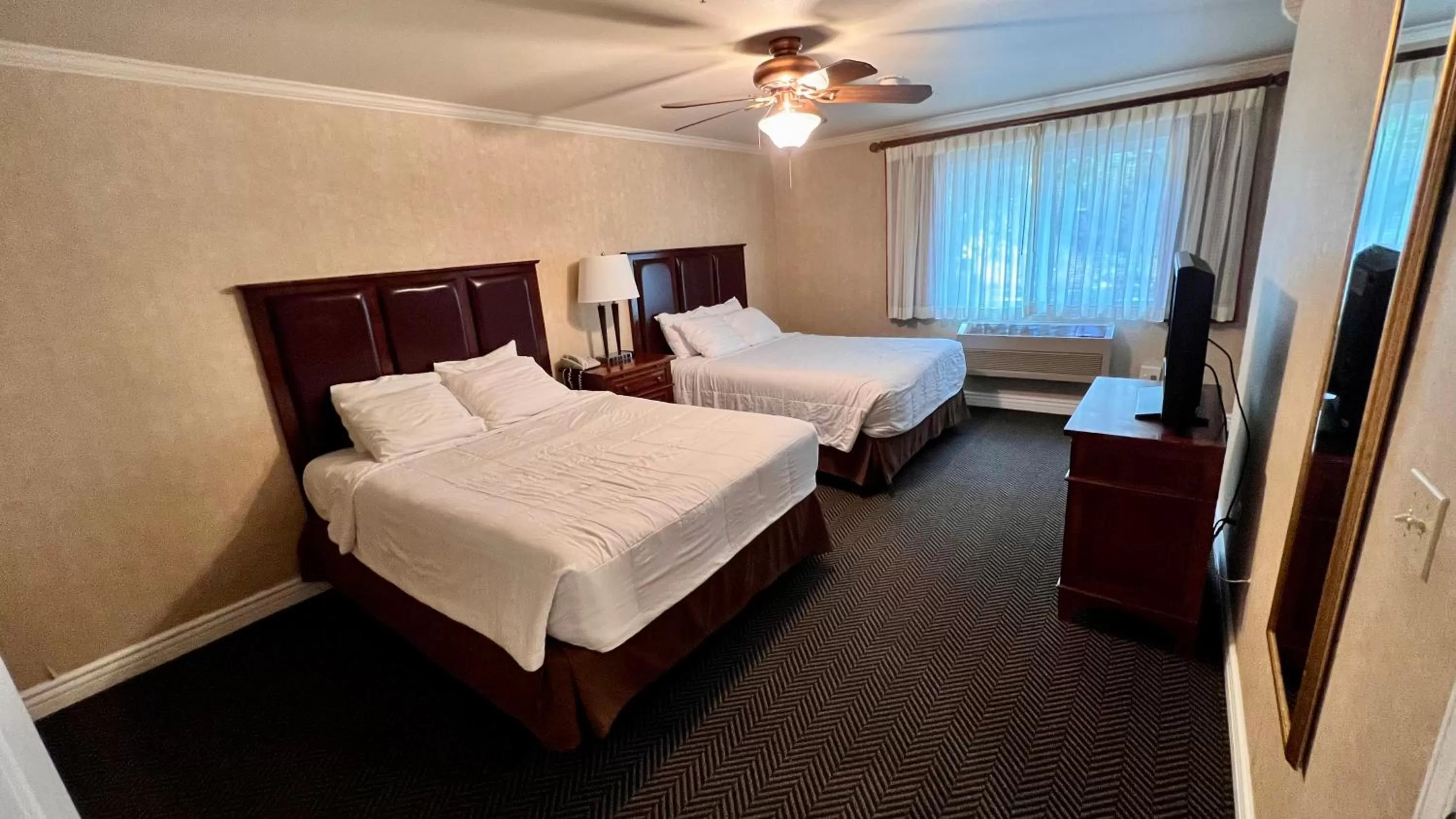 Bed in Yosemite View Lodge