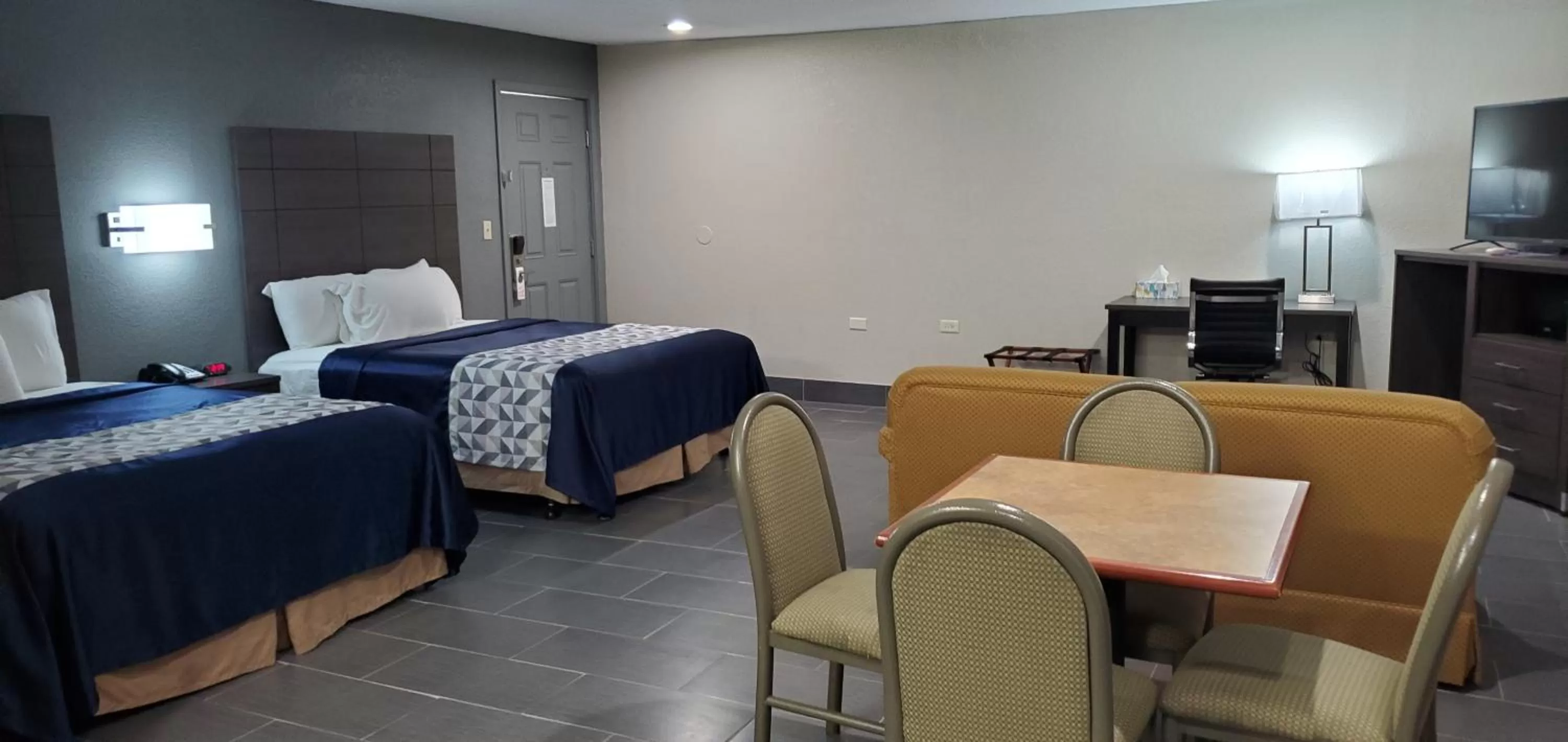 Bed in Crescent Park Motel & Suites