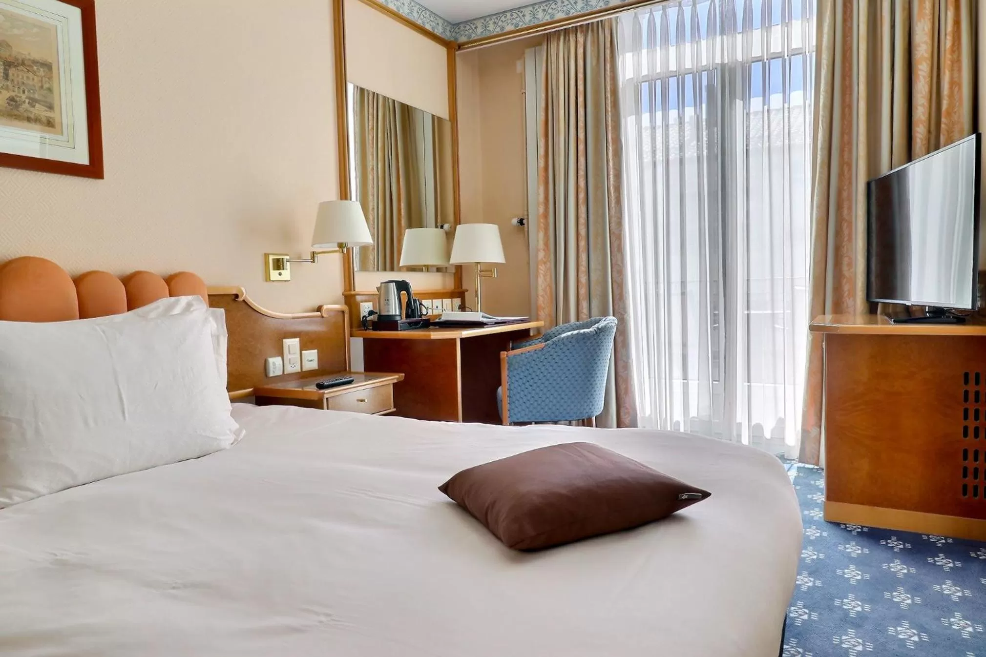 Photo of the whole room, Bed in Hotel Mirabeau, BW Signature Collection, Lausanne