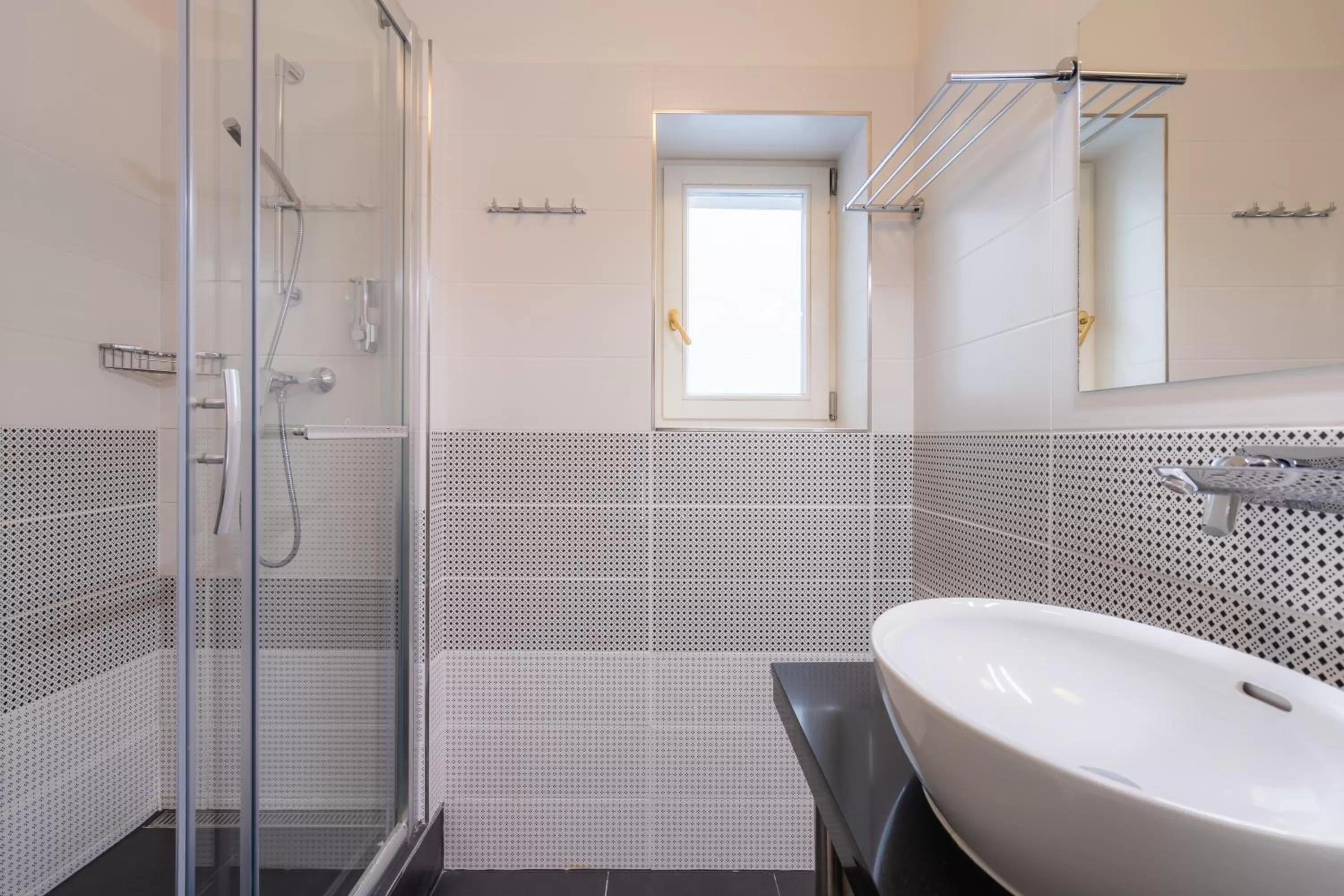 Shower in EA ApartHotel Melantrich