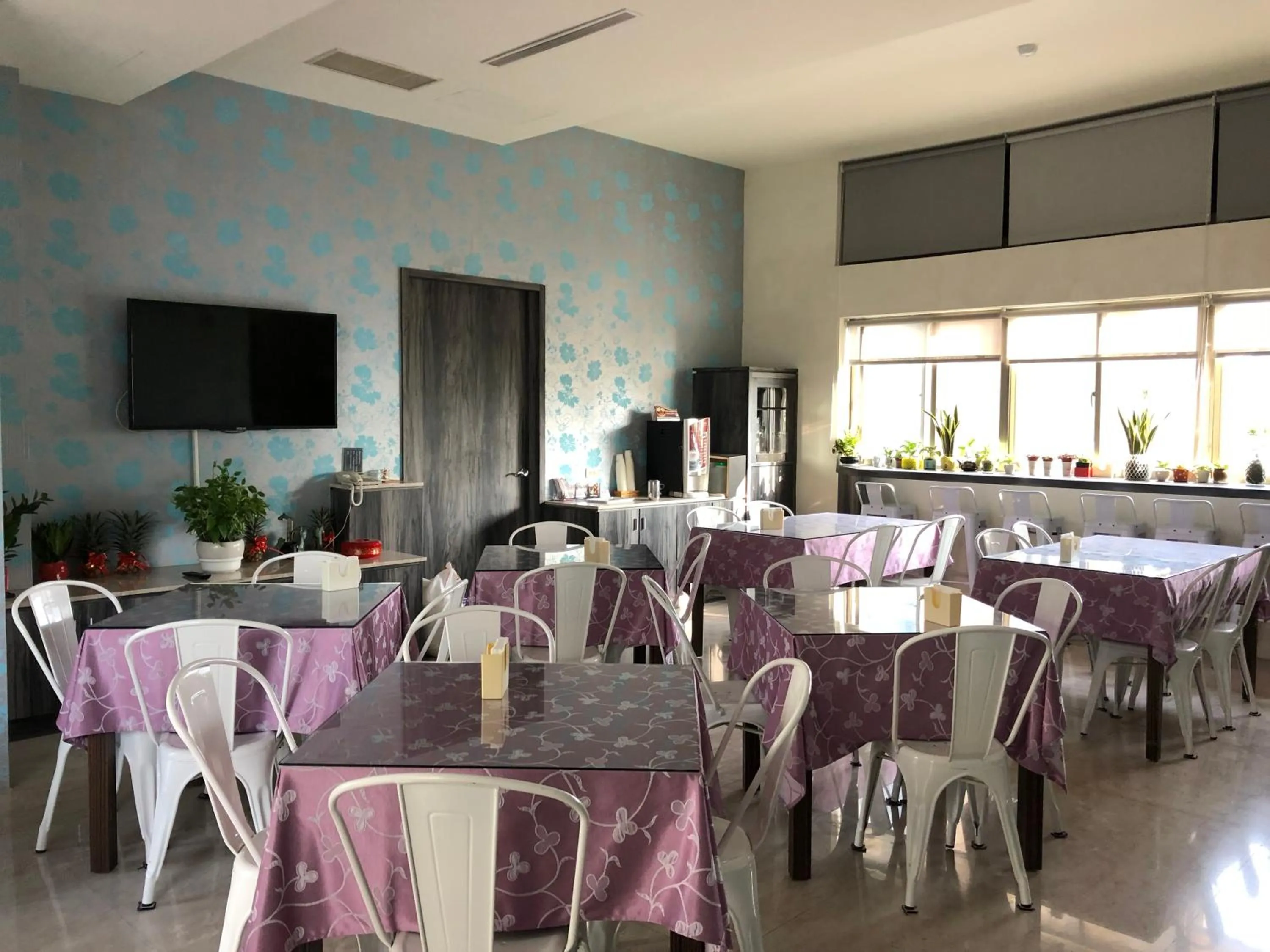 Restaurant/places to eat in Refinement Motel