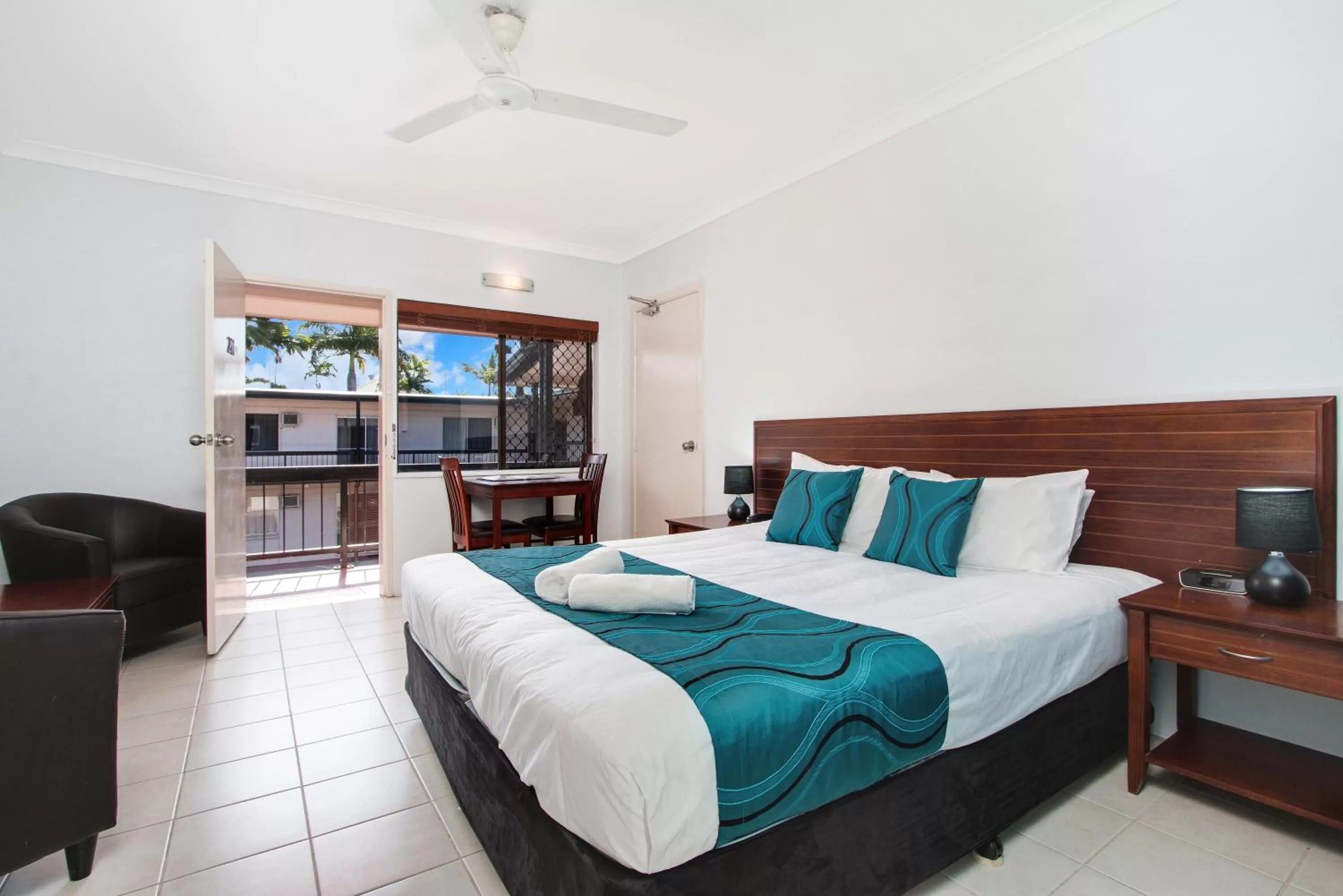 Bedroom, Bed in Cairns City Palms