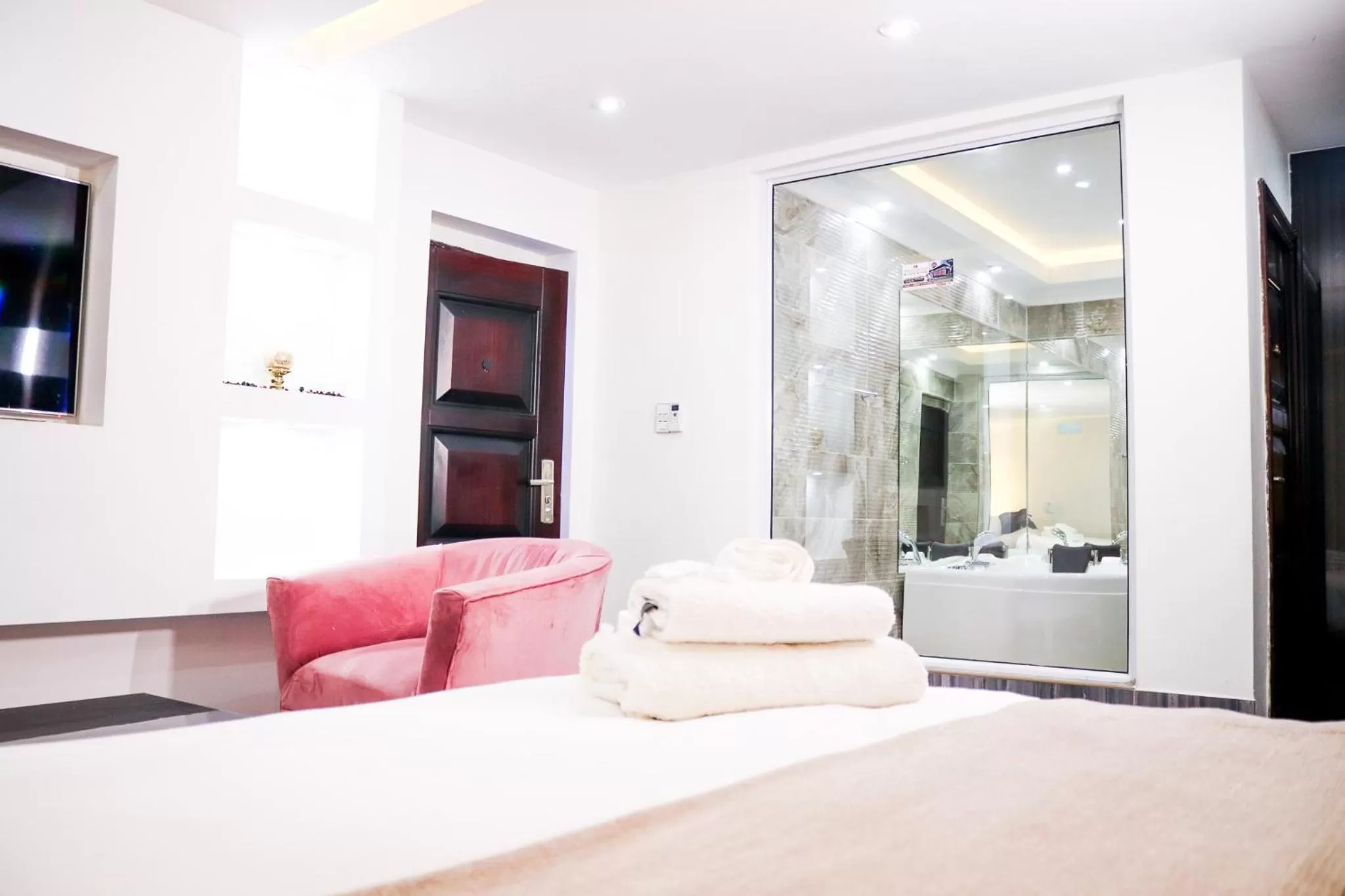 Bedroom, Bed in Gold Crown International Hotel Johannesburg