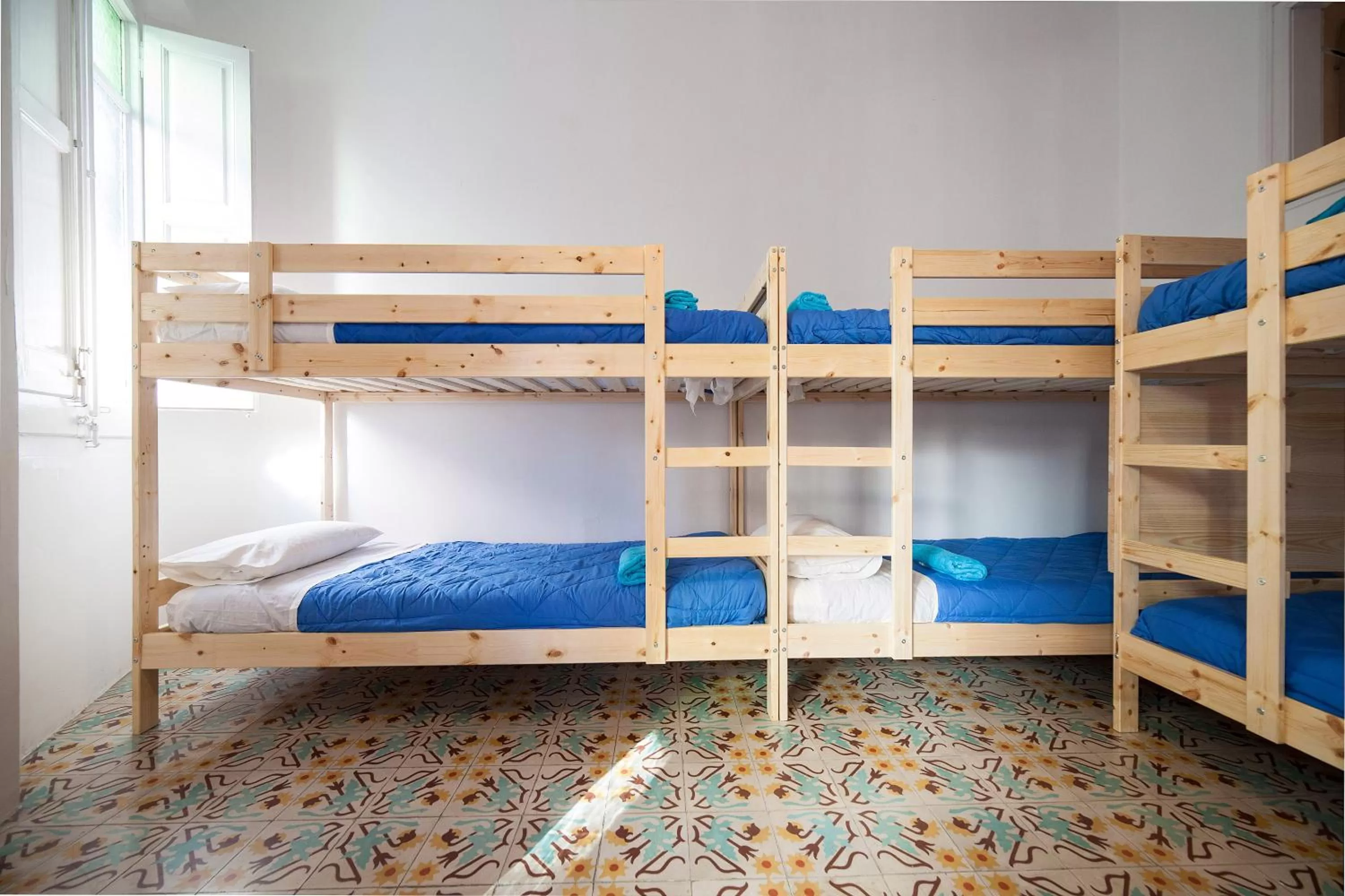Property building, Bed in Bed in Girona