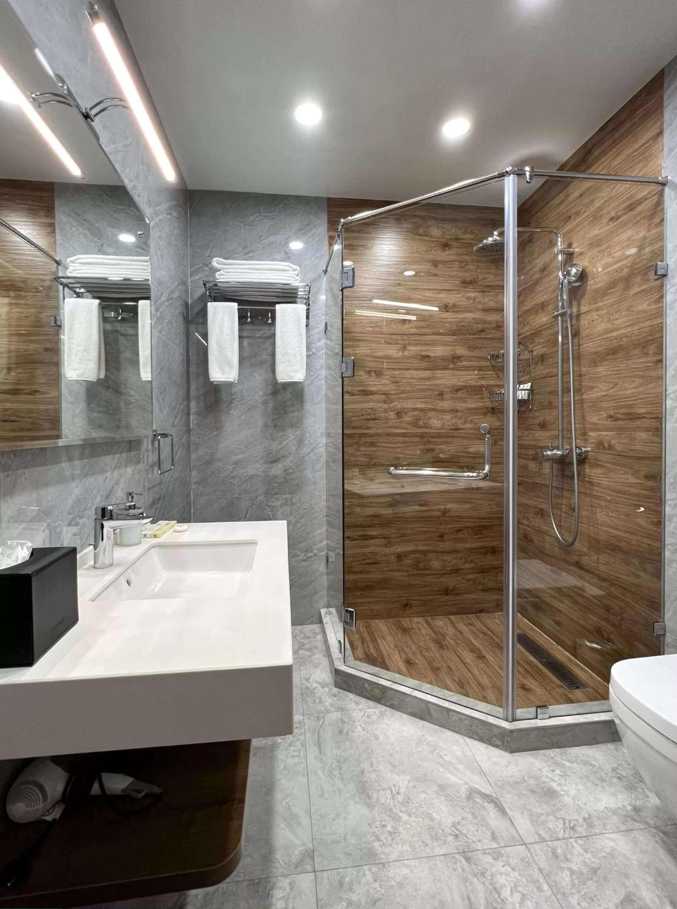 Shower in OSCAR BOUTIQUE HOTEL