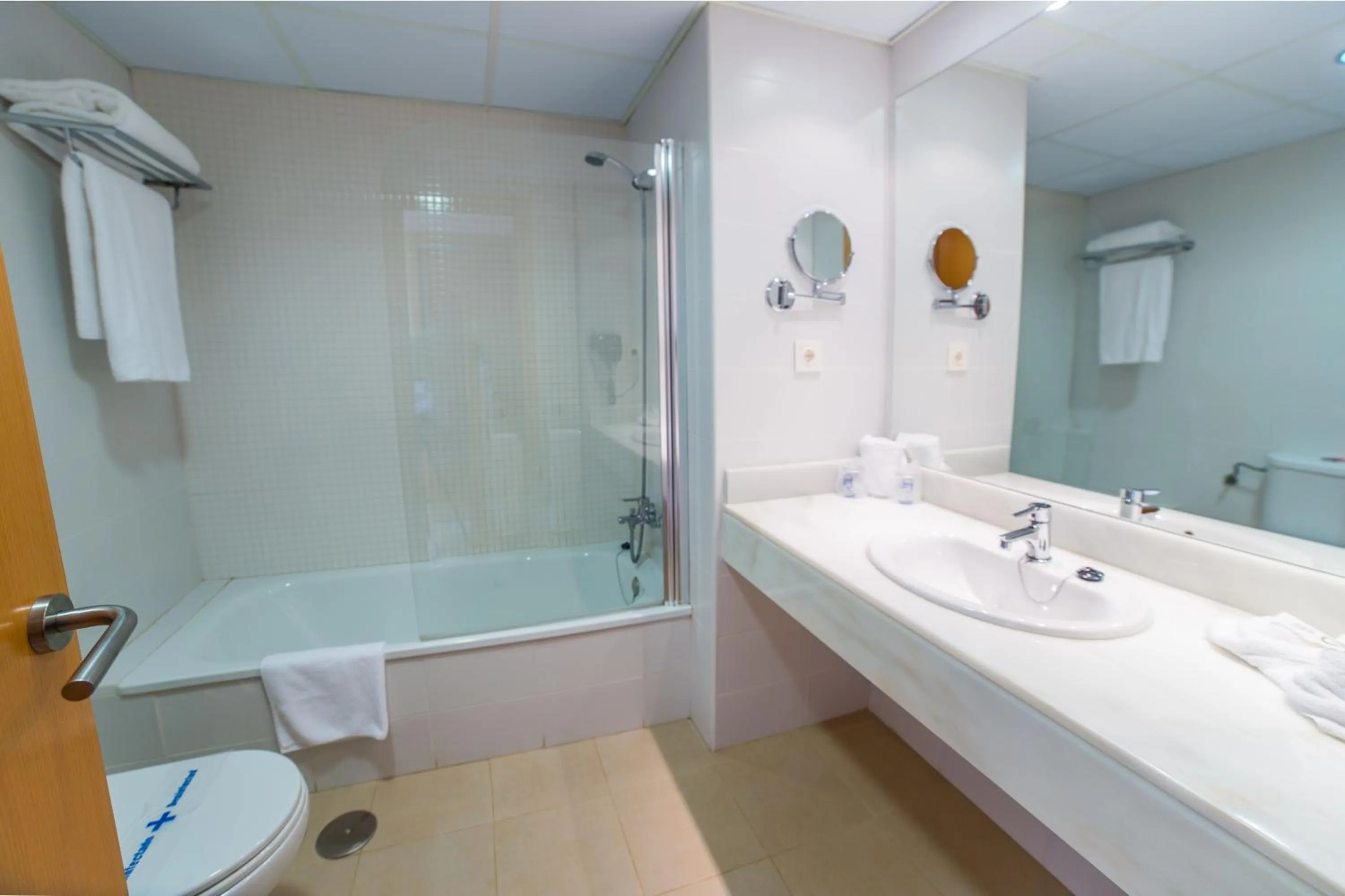 Bathroom in Hotel Adaria Vera