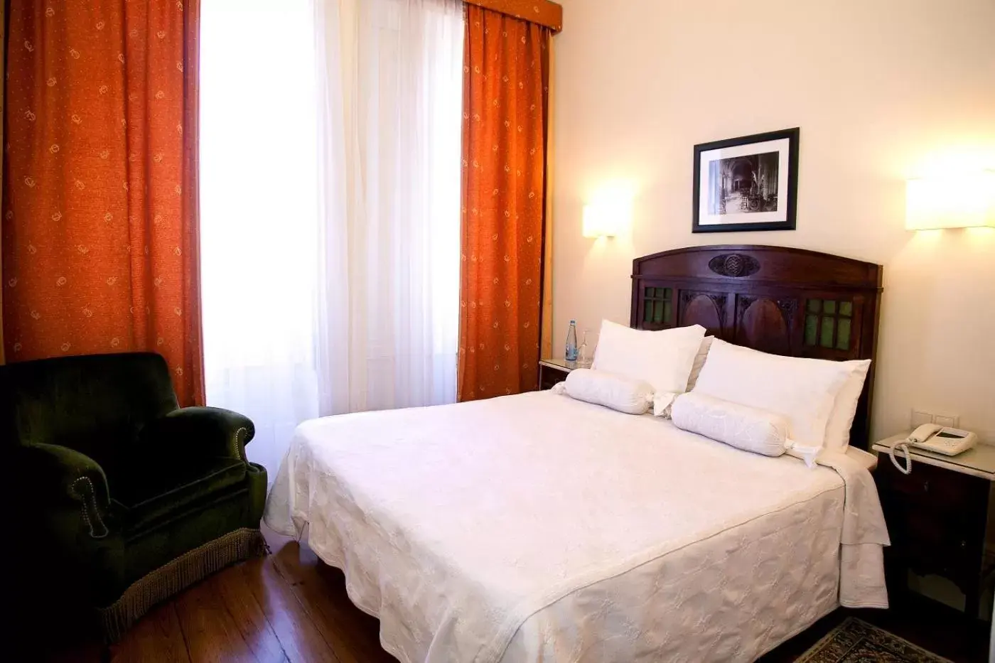 Basic Double Room in Hotel Aliados Basic Double Room in Hotel Aliados