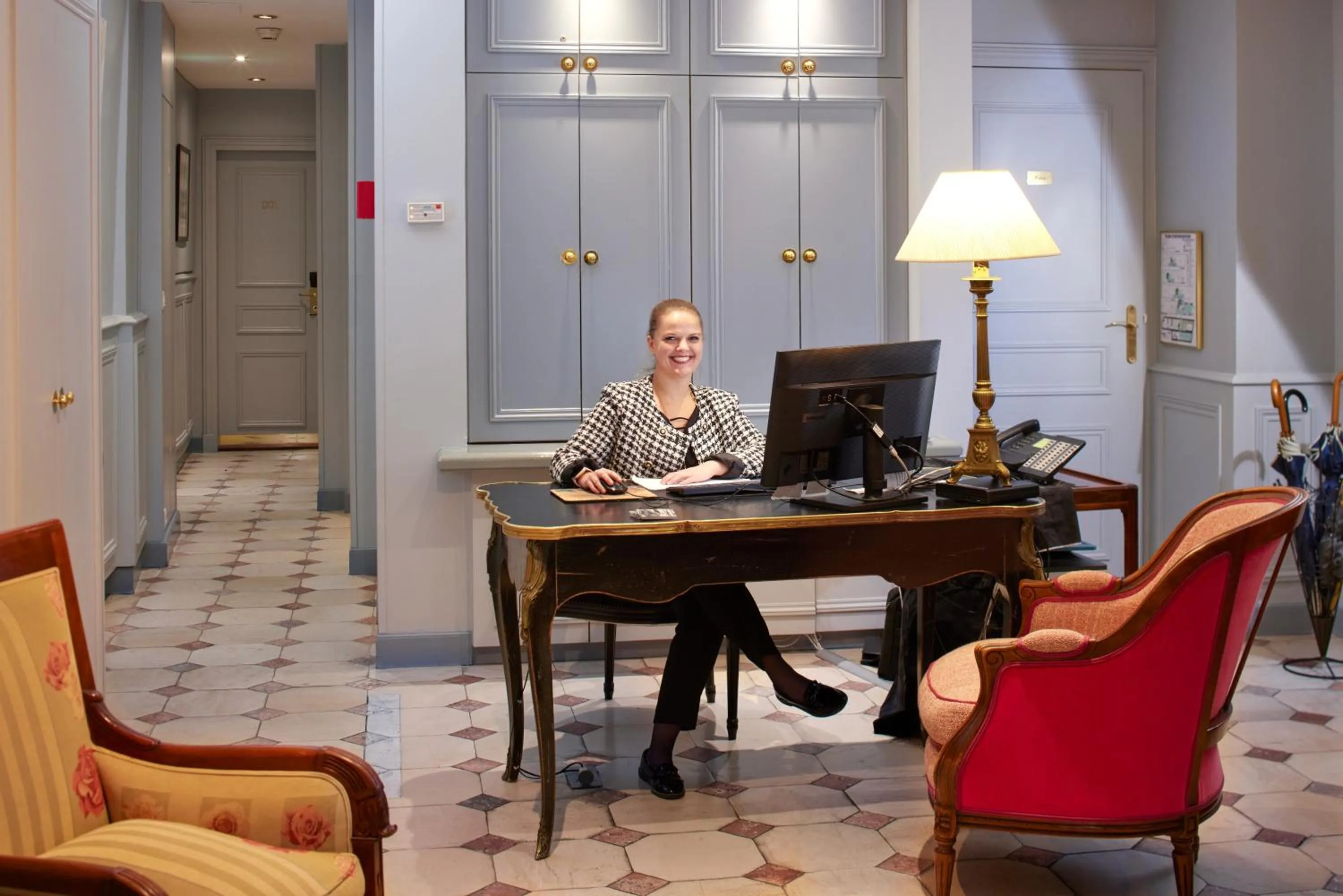 Lobby or reception in Le Relais Saint Honoré